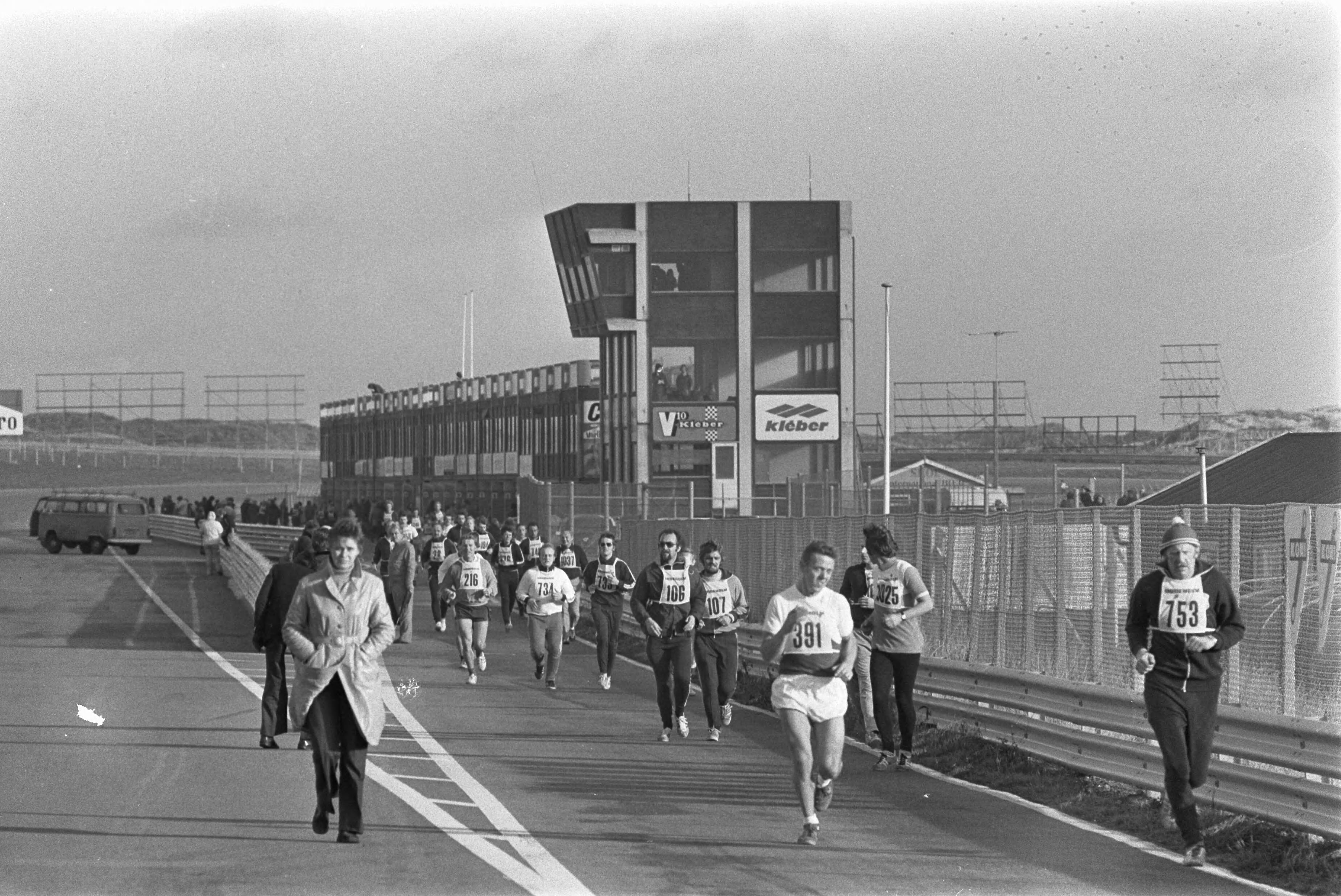 Fotocollectie Anefo — Volksmarathonloop op circuit van Zandvoort; overzicht tijdens marathon bij de pits — Foto: Peters, Hans / Anefo. Licentie: Set B: Rechtenvrij / Publiek Domein. Bron: Nationaal Archief. http://hdl.handle.net/10648/ac5a10b8-d0b4-102d-bcf8-003048976d84