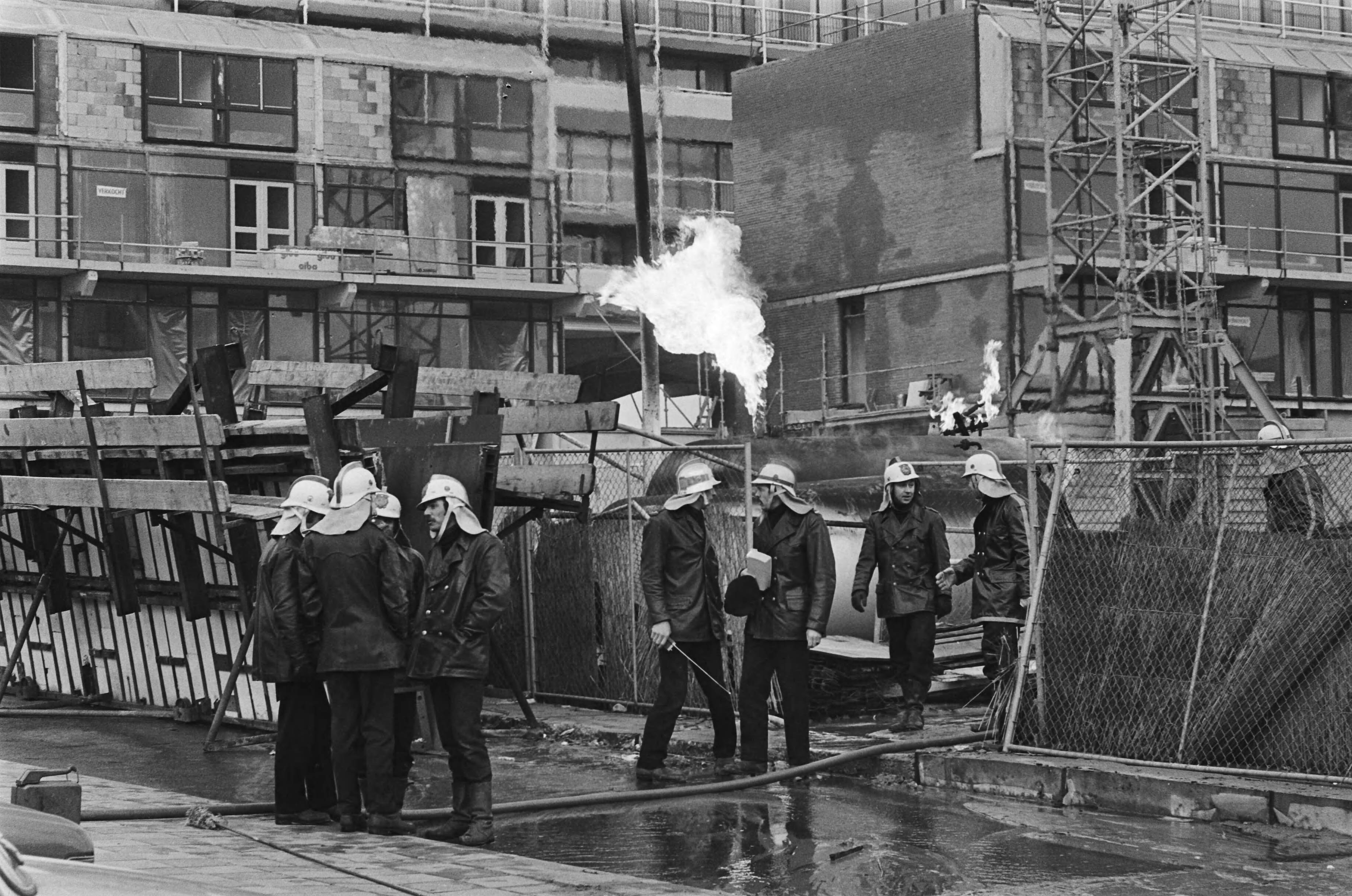 Fotocollectie Anefo — Brand in Scheveningen — Foto: Suyk, Koen / Anefo. Licentie: Set B: Rechtenvrij / Publiek Domein. Bron: Nationaal Archief. http://hdl.handle.net/10648/ac93a3e6-d0b4-102d-bcf8-003048976d84
