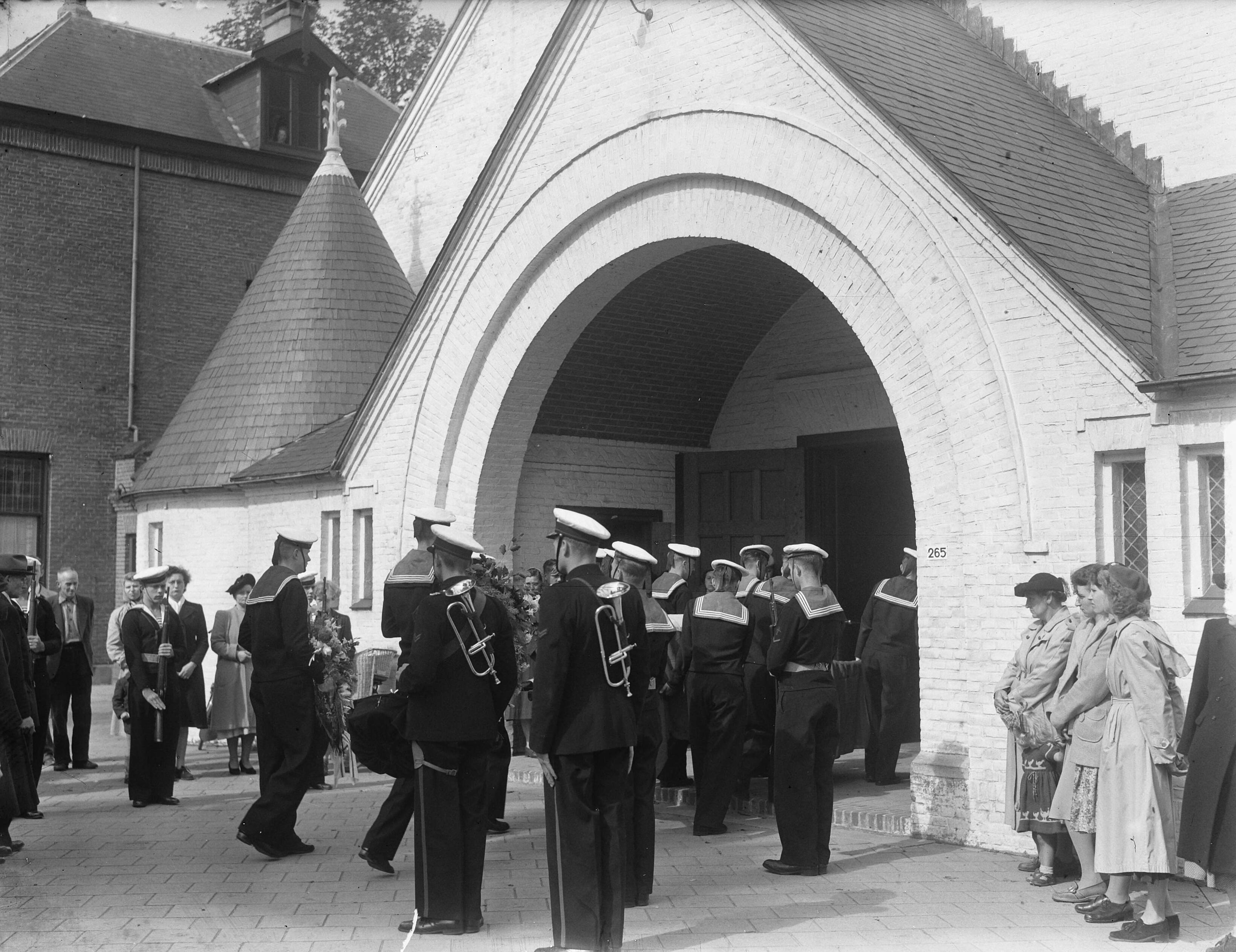Begrafenis vliegtuigmaker III D.A. Poelsma te Heiloo — Foto: Pot, Harry / Anefo. — Licentie: Set B: Rechtenvrij / Publiek Domein. Bron: Nationaal Archief. http://hdl.handle.net/10648/a8dba9f6-d0b4-102d-bcf8-003048976d84
