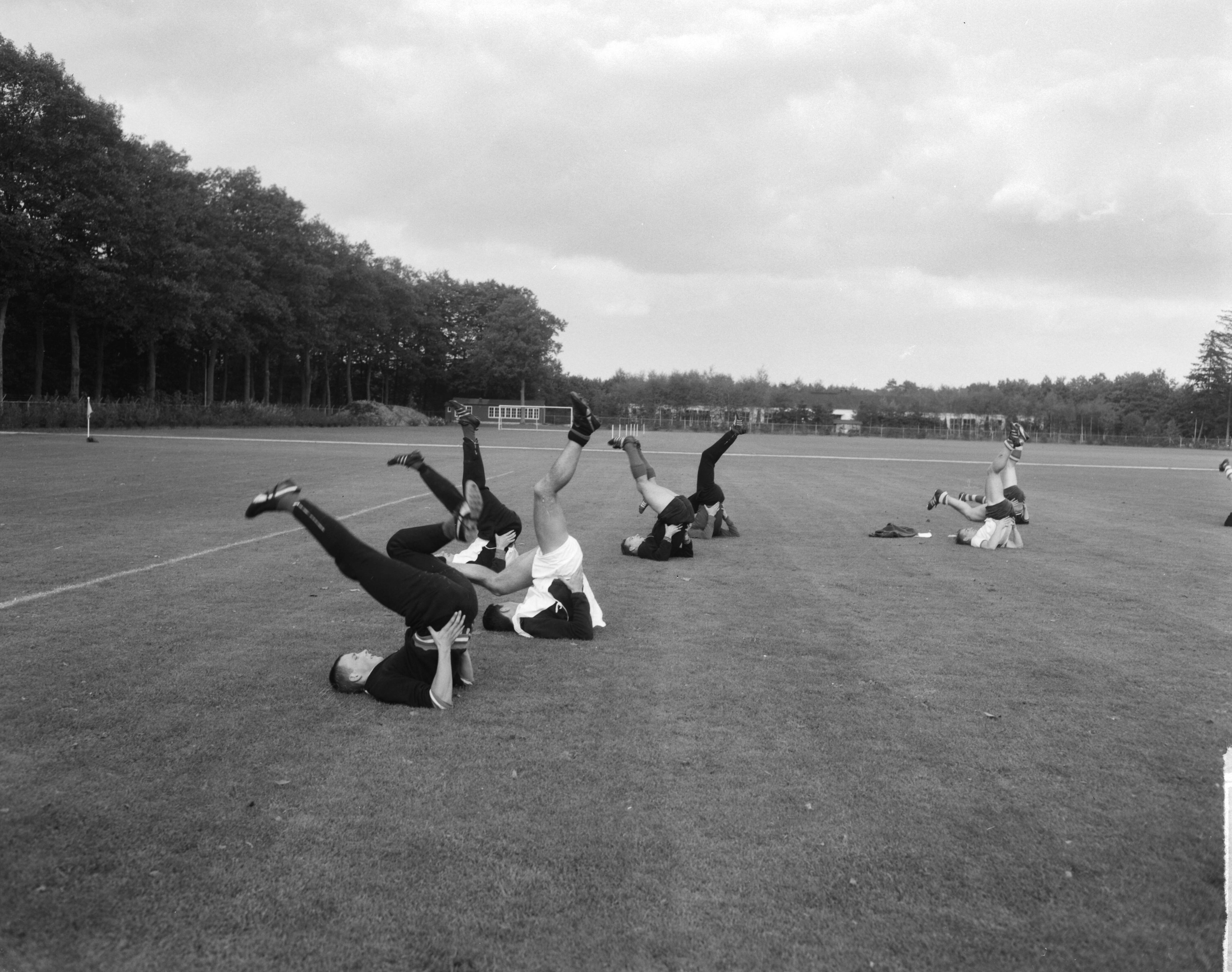 Fotocollectie Anefo — Training Nederlands Elftal te Zeist. Op de voorgrond Henk Vriens en Sjaak Swart — Foto: Bilsen, Joop van / Anefo. Licentie: Set B: Rechtenvrij / Publiek Domein. Bron: Nationaal Archief. http://hdl.handle.net/10648/aa490306-d0b4-102d-bcf8-003048976d84