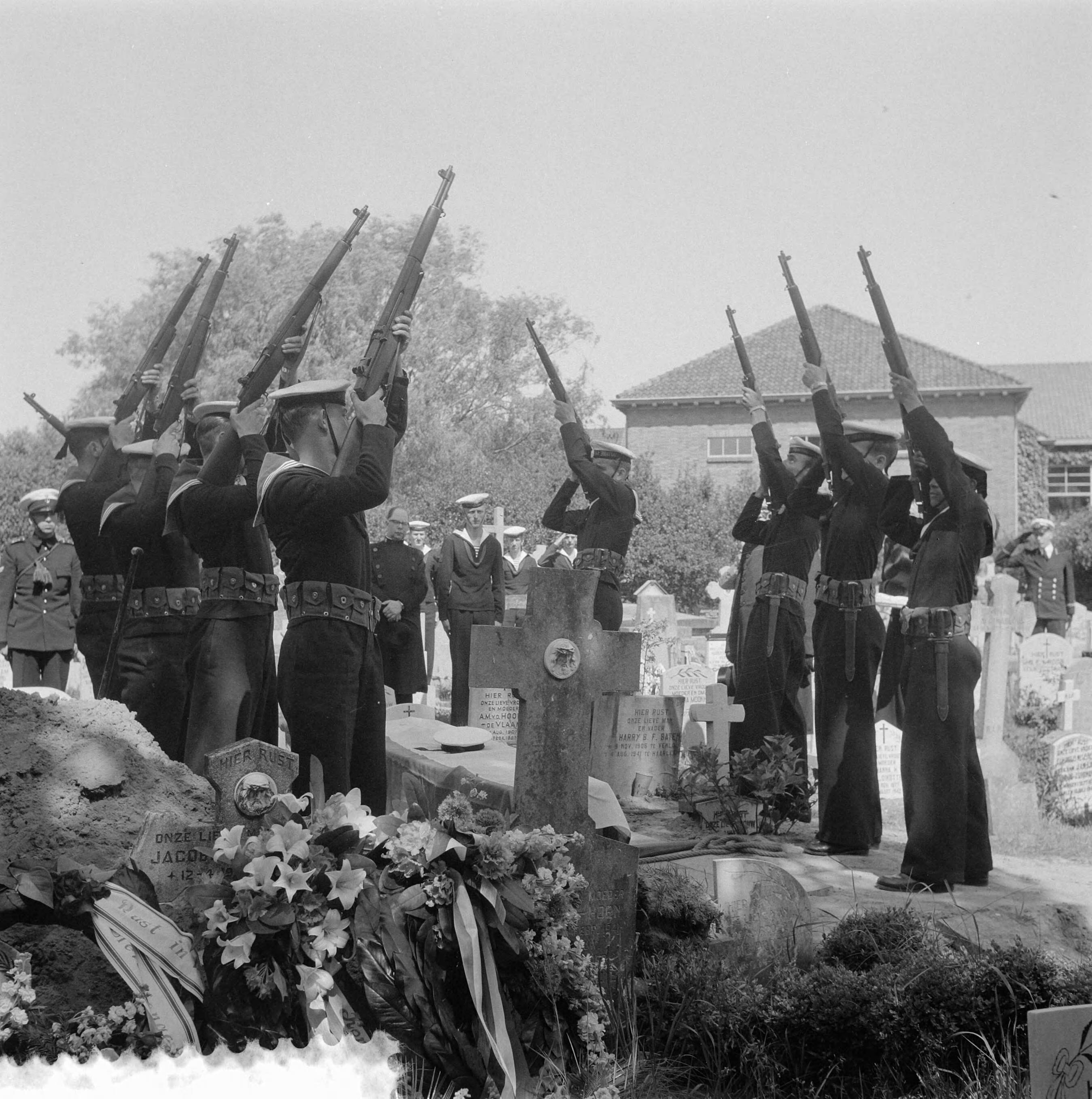 Fotocollectie Anefo — Militaire begroeting overste(?) Talanan in Haarlem — Foto: Pot, Harry / Anefo. Licentie: Set B: Rechtenvrij / Publiek Domein. Bron: Nationaal Archief. http://hdl.handle.net/10648/a960c154-d0b4-102d-bcf8-003048976d84