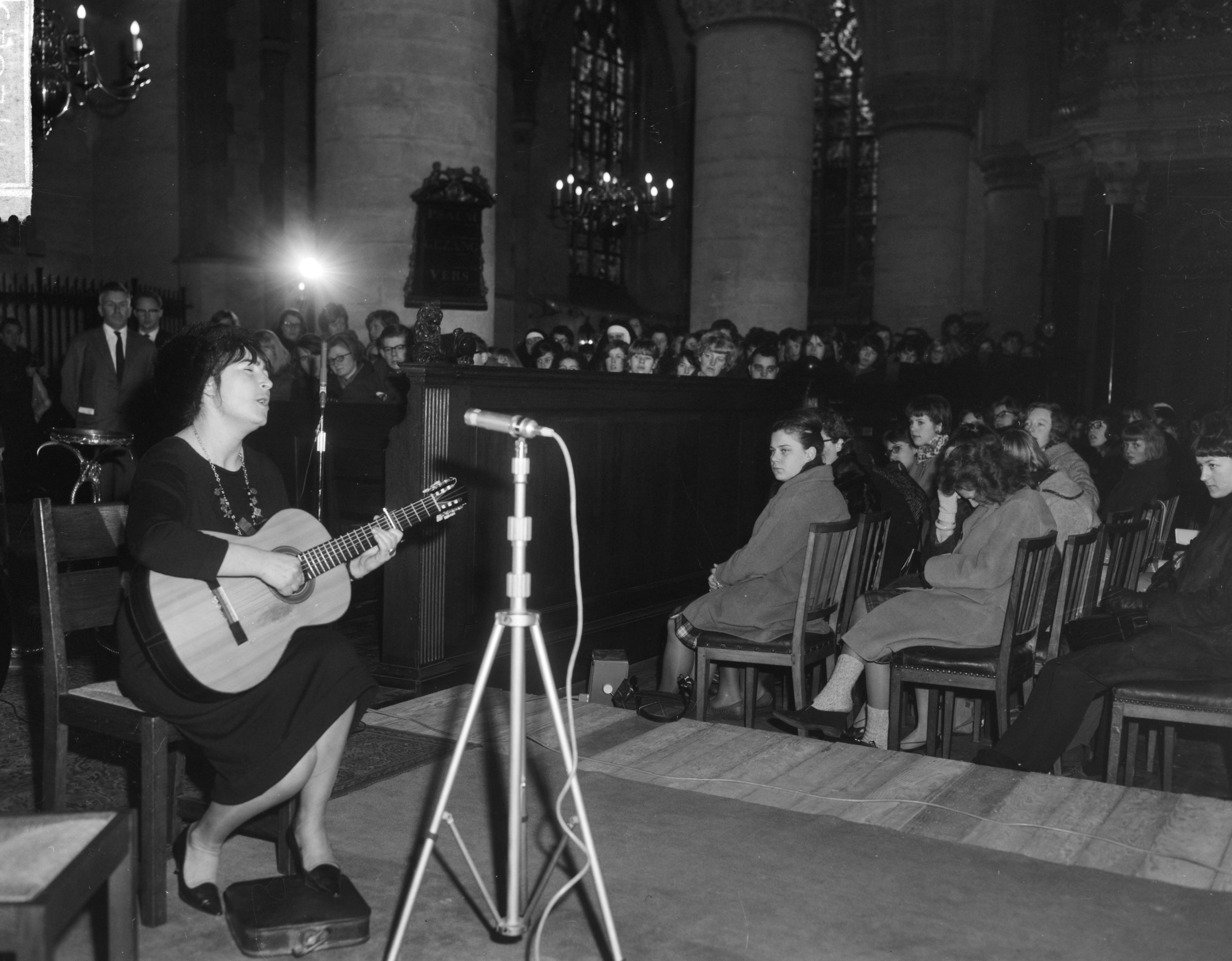 Fotocollectie Anefo — Hartewens Festival in de Sint Bavokerk te Haarlem geopend, Aviva Semadar vertolkt Jiddische liederen — Foto: Bilsen, Joop van / Anefo. Licentie: Set B: Rechtenvrij / Publiek Domein. Bron: Nationaal Archief. http://hdl.handle.net/10648/aa8ad466-d0b4-102d-bcf8-003048976d84
