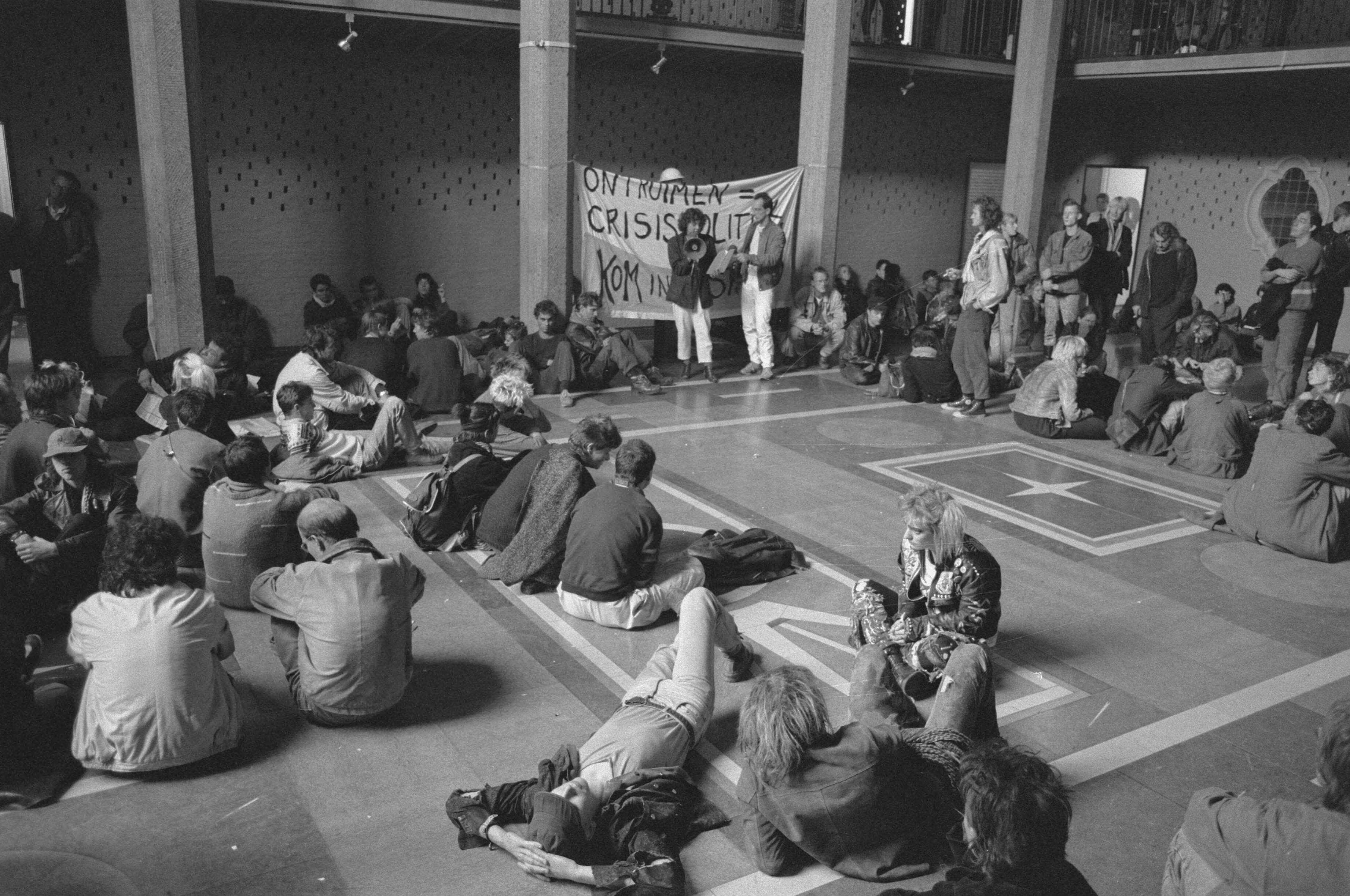 Fotocollectie Anefo — Jongeren bezetten gebouw dir.-gen.- Ministerie SoZa in Den Haag uit protest tegen plannen voor verlaging uitkeringen — Foto: Bogaerts, Rob / Anefo. Licentie: Set B: Rechtenvrij / Publiek Domein. Bron: Nationaal Archief. http://hdl.handle.net/10648/ad6db194-d0b4-102d-bcf8-003048976d84