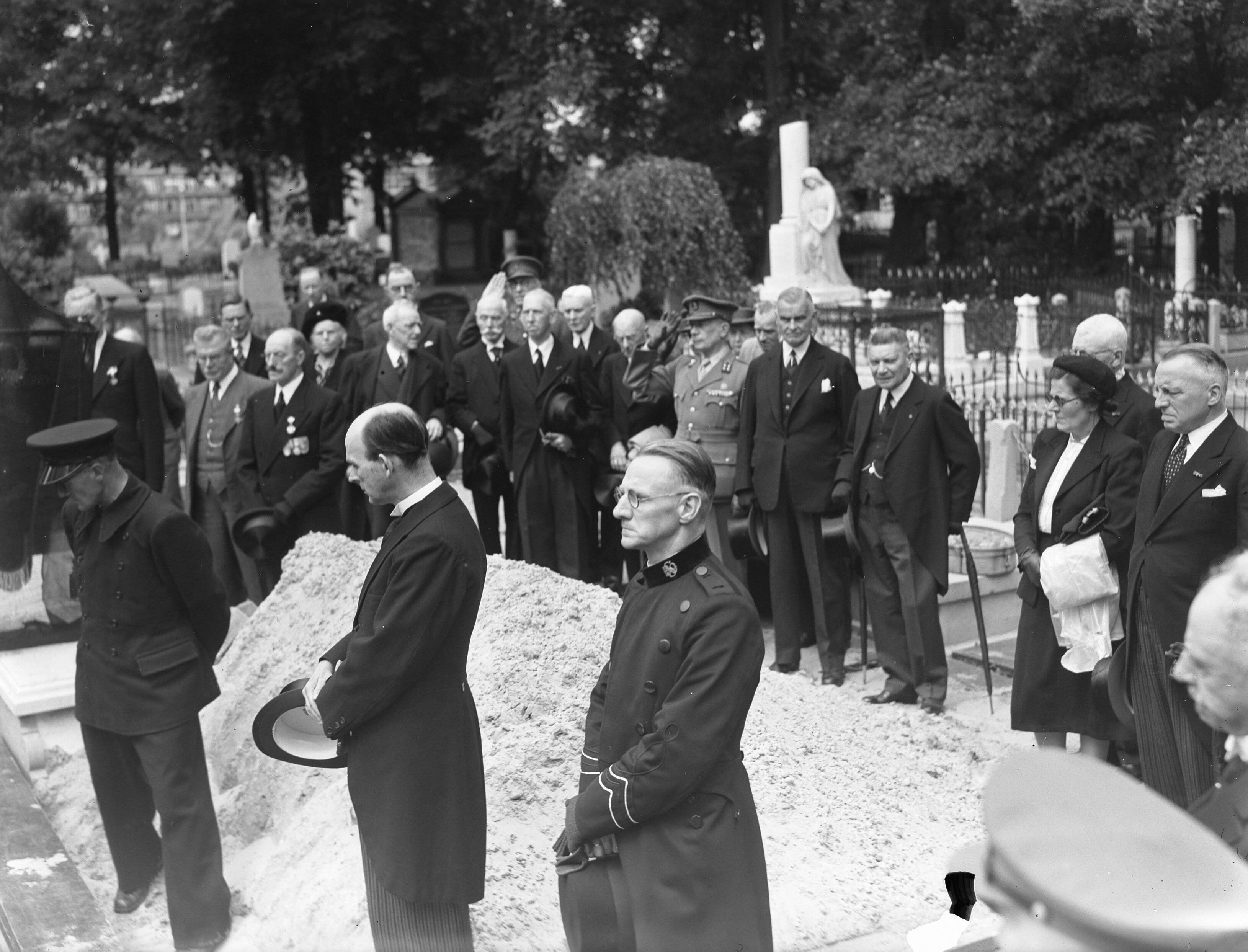 Fotocollectie Anefo — Teraardebestelling generaal b.d. Th. F.J. Muller Massis op begraafplaat Oud Eik en Duinen te Den Haag — Foto: Oorschot, […] van / Anefo. Licentie: Set B: Rechtenvrij / Publiek Domein. Bron: Nationaal Archief. http://hdl.handle.net/10648/a8b9e604-d0b4-102d-bcf8-003048976d84