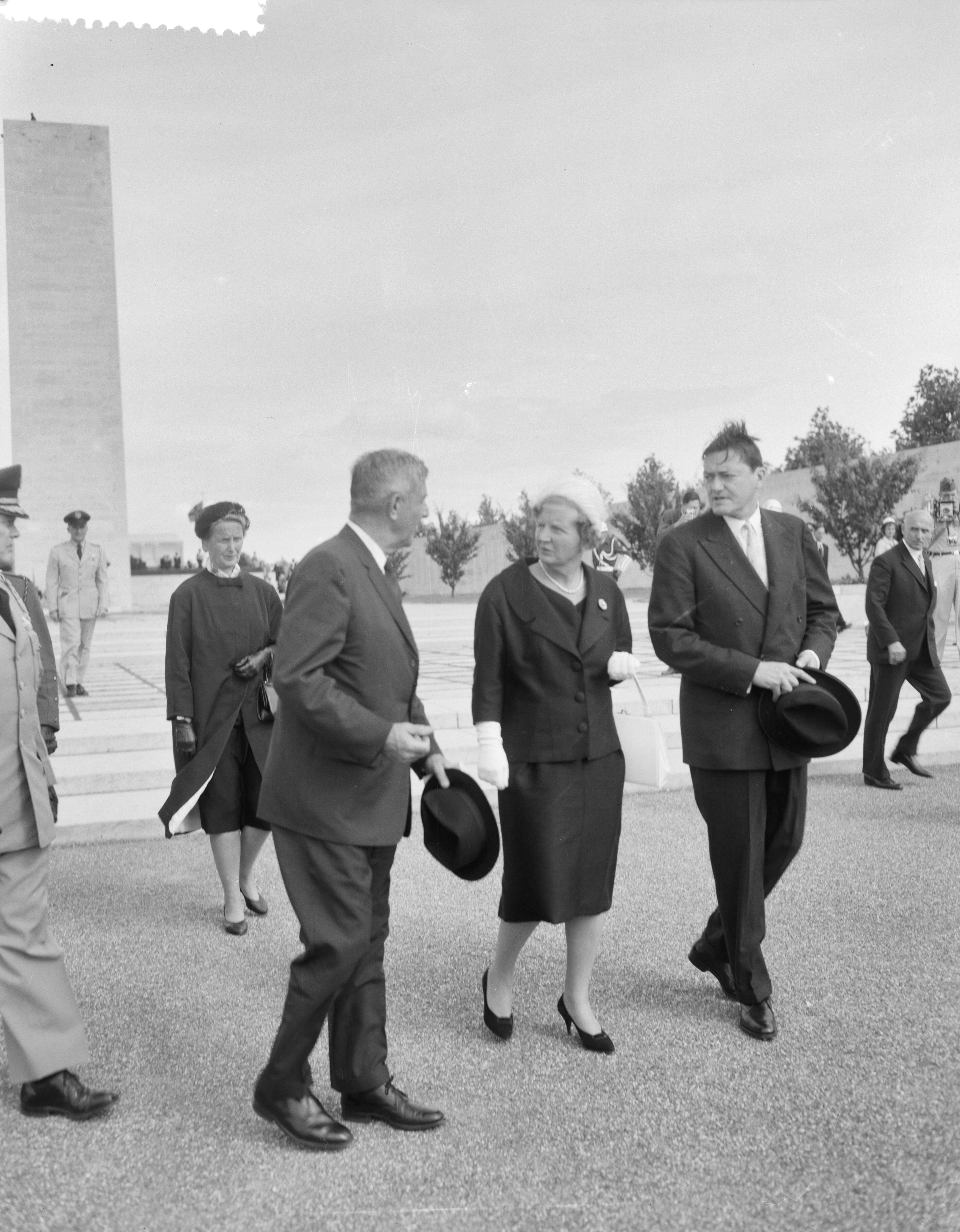 Amerikaanse begraafplaats te Margraten officieel ingewijd — Amerikaanse begraafplaats te Margraten officieel ingewijd. Vlnr. John McCloy, voormalig Amerikaanse Hoge Commissaris in Duitsland, koningin Juliana en de Amerikaanse ambassadeur Philip Young — Foto: Bilsen, Joop van / Anefo. Licentie: Set B: Rechtenvrij / Publiek Domein. Bron: Nationaal Archief. http://hdl.handle.net/10648/a9b3bd5a-d0b4-102d-bcf8-003048976d84