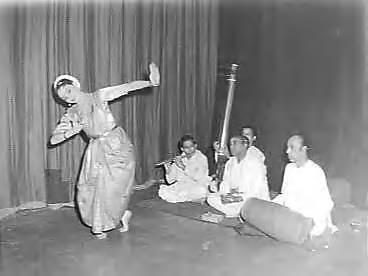 Fotocollectie Anefo — Optreden in Den Haag van de Indiase danseres Srimanti Indrani onder auspicïën van de Indiase regering — Foto: Behrens, Herbert F. / Anefo. Licentie: Set B: Rechtenvrij / Publiek Domein. Bron: Nationaal Archief. http://hdl.handle.net/10648/a989c842-d0b4-102d-bcf8-003048976d84