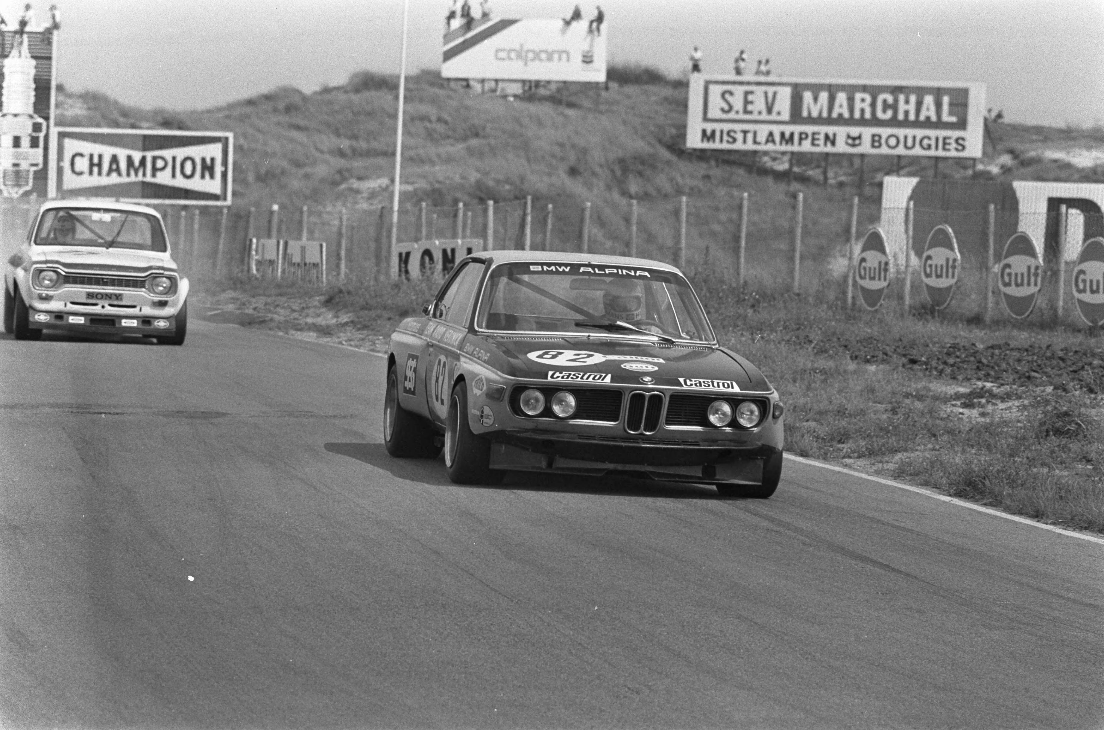 Fotocollectie Anefo — Internationale Formule Vee 1300-race op circuit van Zandvoort, nummer 4 en 5 Toine Hezemans in aktie in een BMW (toerwagen Groep II) — Foto: Evers, Joost / Anefo. Licentie: Set B: Rechtenvrij / Publiek Domein. Bron: Nationaal Archief. http://hdl.handle.net/10648/abf1b87e-d0b4-102d-bcf8-003048976d84