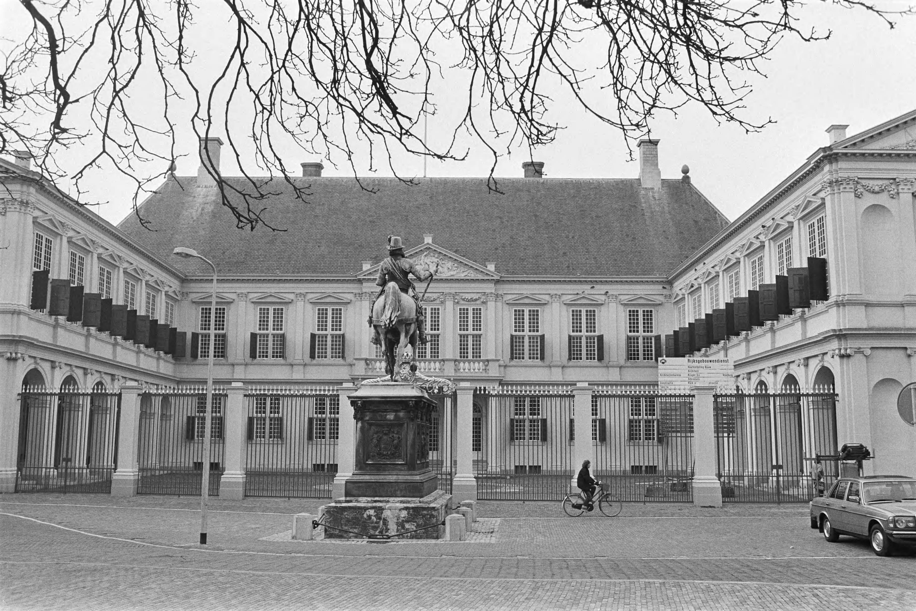 Fotocollectie Anefo — Exterieur Paleis Noordeinde in Den Haag — Foto: Antonisse, Marcel / Anefo. Licentie: Set B: Rechtenvrij / Publiek Domein. Bron: Nationaal Archief. http://hdl.handle.net/10648/ad330d46-d0b4-102d-bcf8-003048976d84