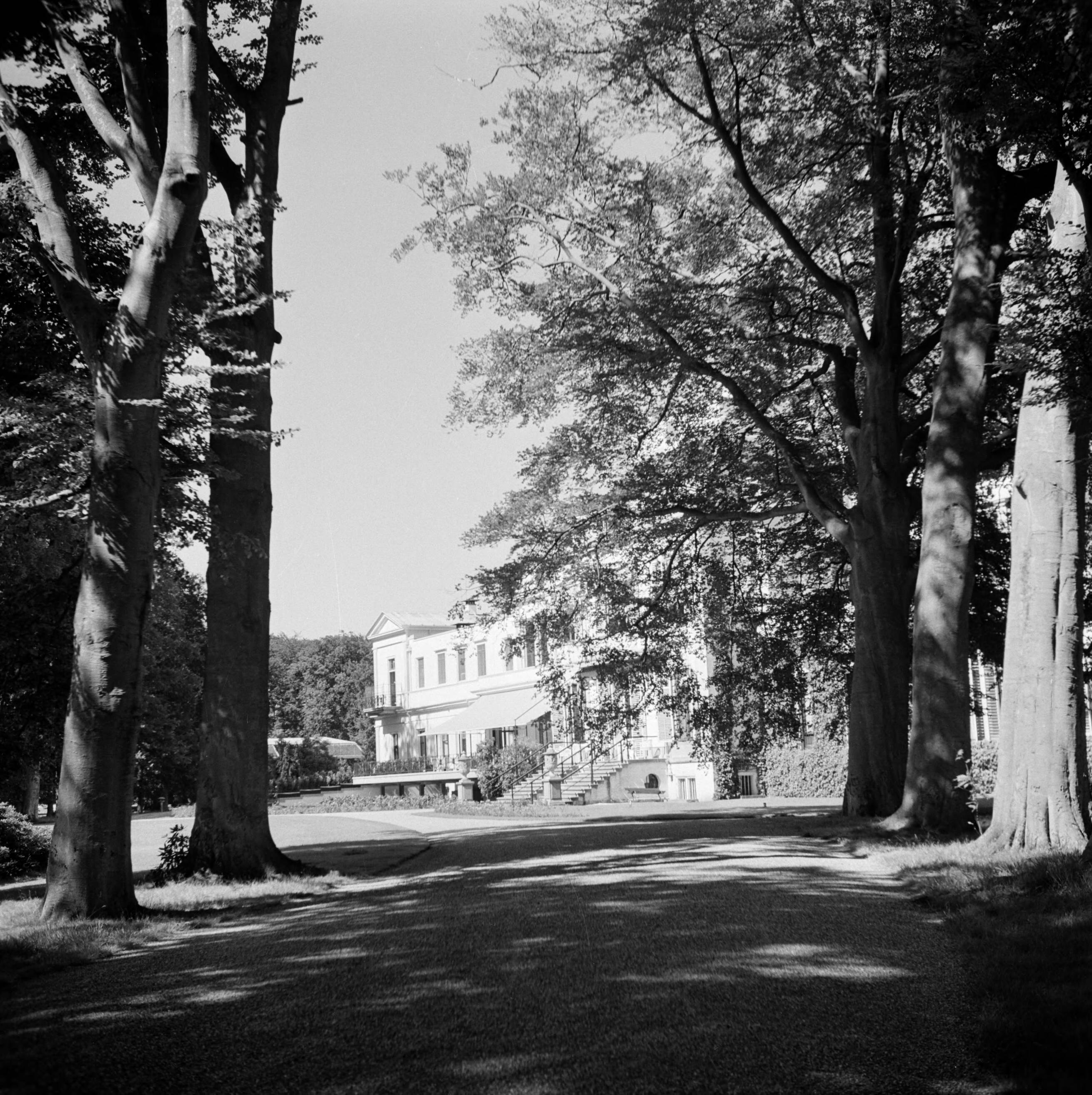 De koninklijke familie op paleis Soestdijk — Achtergevel van het paleis — Foto: Poll, Willem van de. Licentie: Set B: Rechtenvrij / Publiek Domein. Bron: Nationaal Archief. http://hdl.handle.net/10648/aee99682-d0b4-102d-bcf8-003048976d84