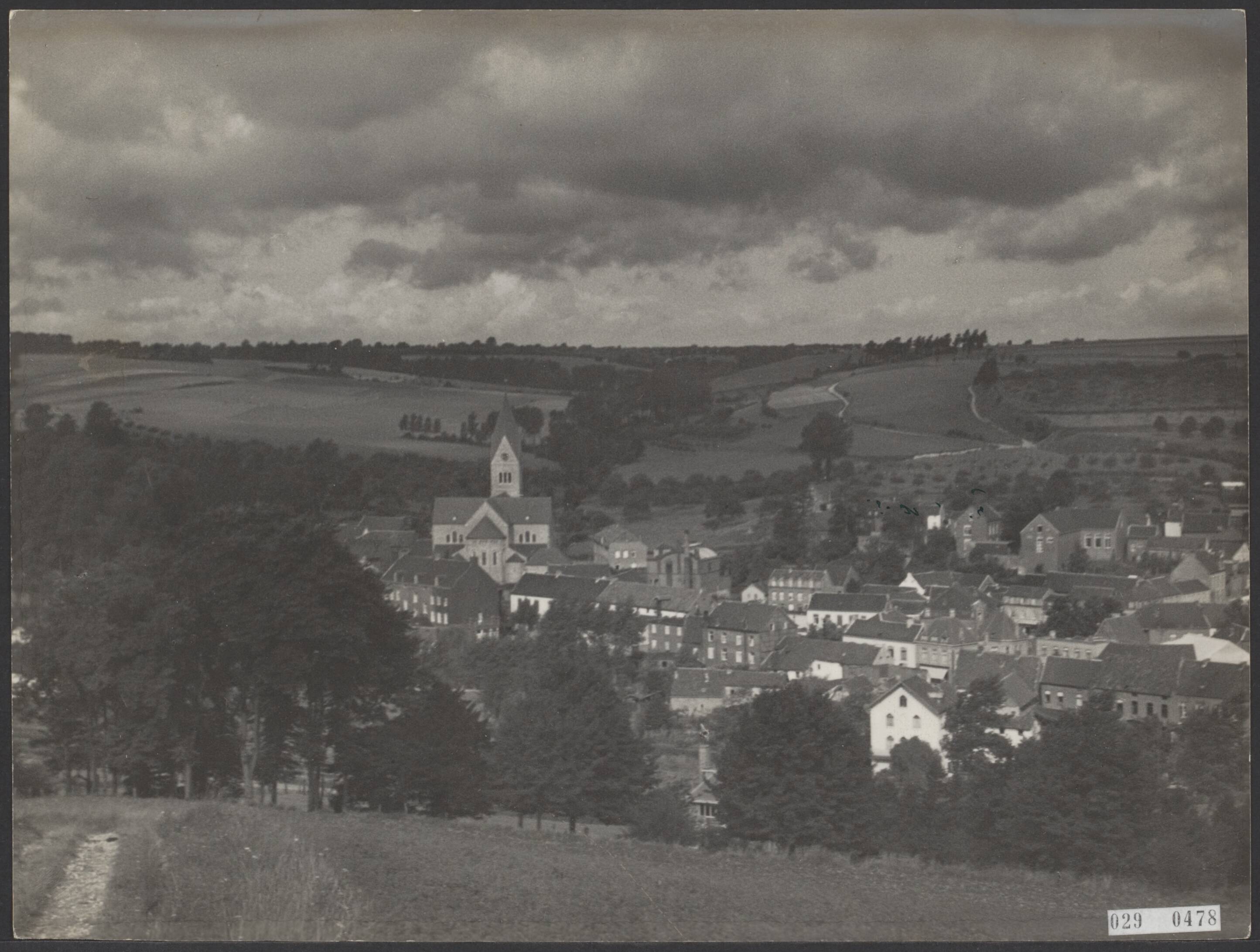 Fotocollectie Elsevier Binnenland — Gezicht op Gulpen vanaf de Gulpenerberg — Foto: Bins, F.F.P.. Licentie: Set B: Rechtenvrij / Publiek Domein. Bron: Nationaal Archief. http://hdl.handle.net/10648/ade2094a-d0b4-102d-bcf8-003048976d84