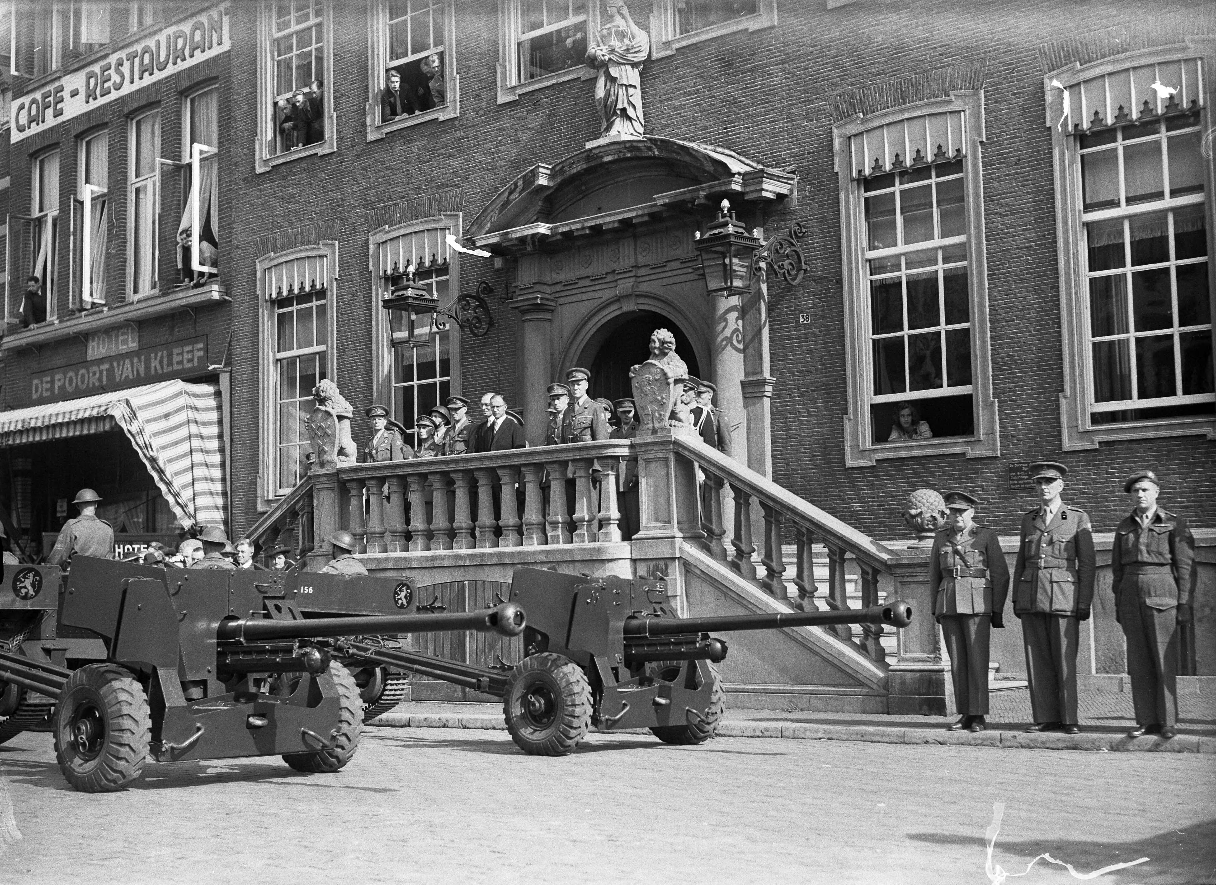 Fotocollectie Anefo — Afscheidsparade opleidingscursus Reserve-officieren Breda. Militair defilé in Breda. Rijdende artillerie passeert het stadhuis — Foto: Noske, J.D. / Anefo. Licentie: Set B: Rechtenvrij / Publiek Domein. Bron: Nationaal Archief. http://hdl.handle.net/10648/a8acfc8c-d0b4-102d-bcf8-003048976d84