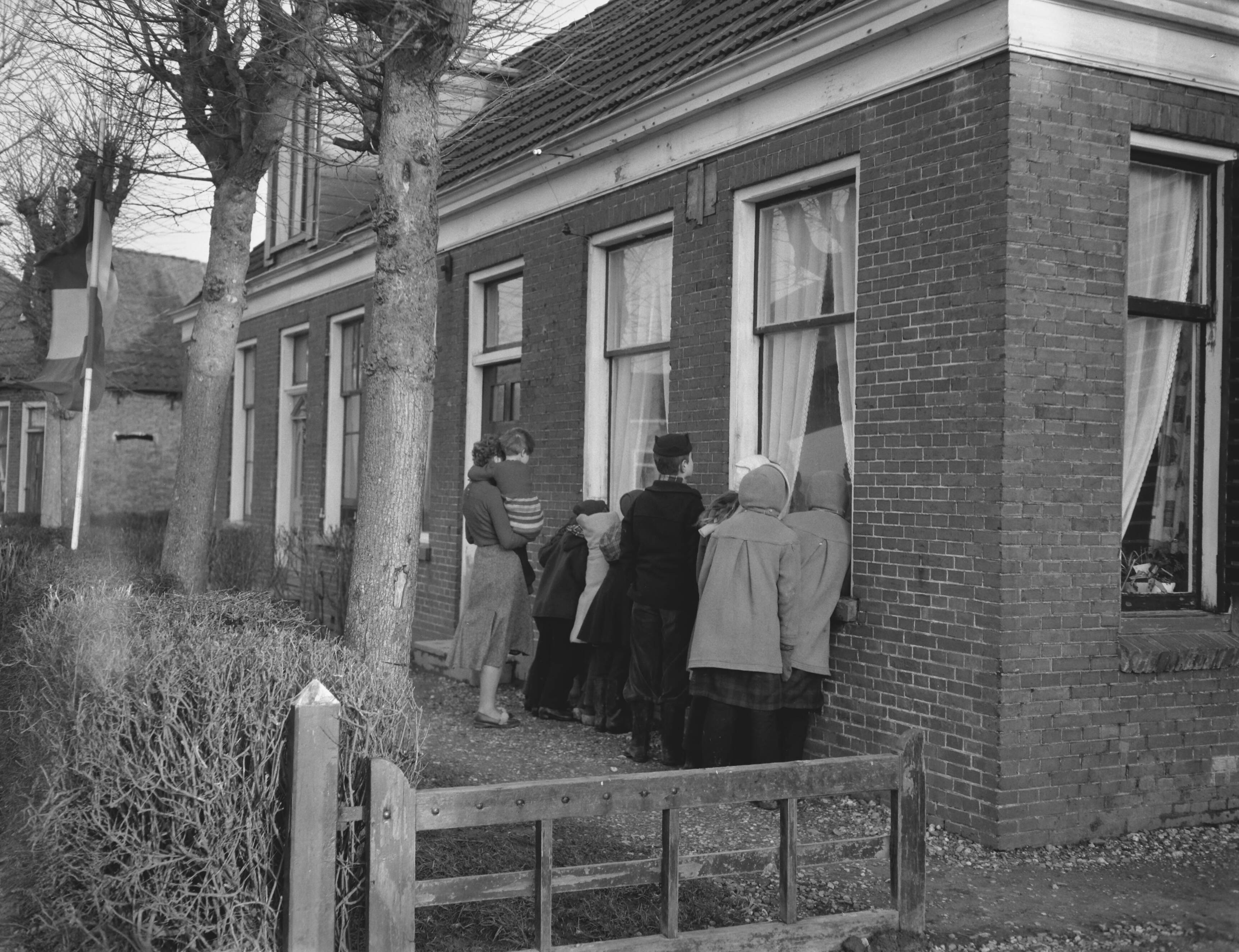Fotocollectie Anefo — Vierling Lautenbach uit Deinum allemaal thuis, jeugd van Deinum verdringt zich bij de vensters van het huis — Foto: Rossem, Wim van / Anefo. Licentie: Set B: Rechtenvrij / Publiek Domein. Bron: Nationaal Archief. http://hdl.handle.net/10648/a98c699e-d0b4-102d-bcf8-003048976d84