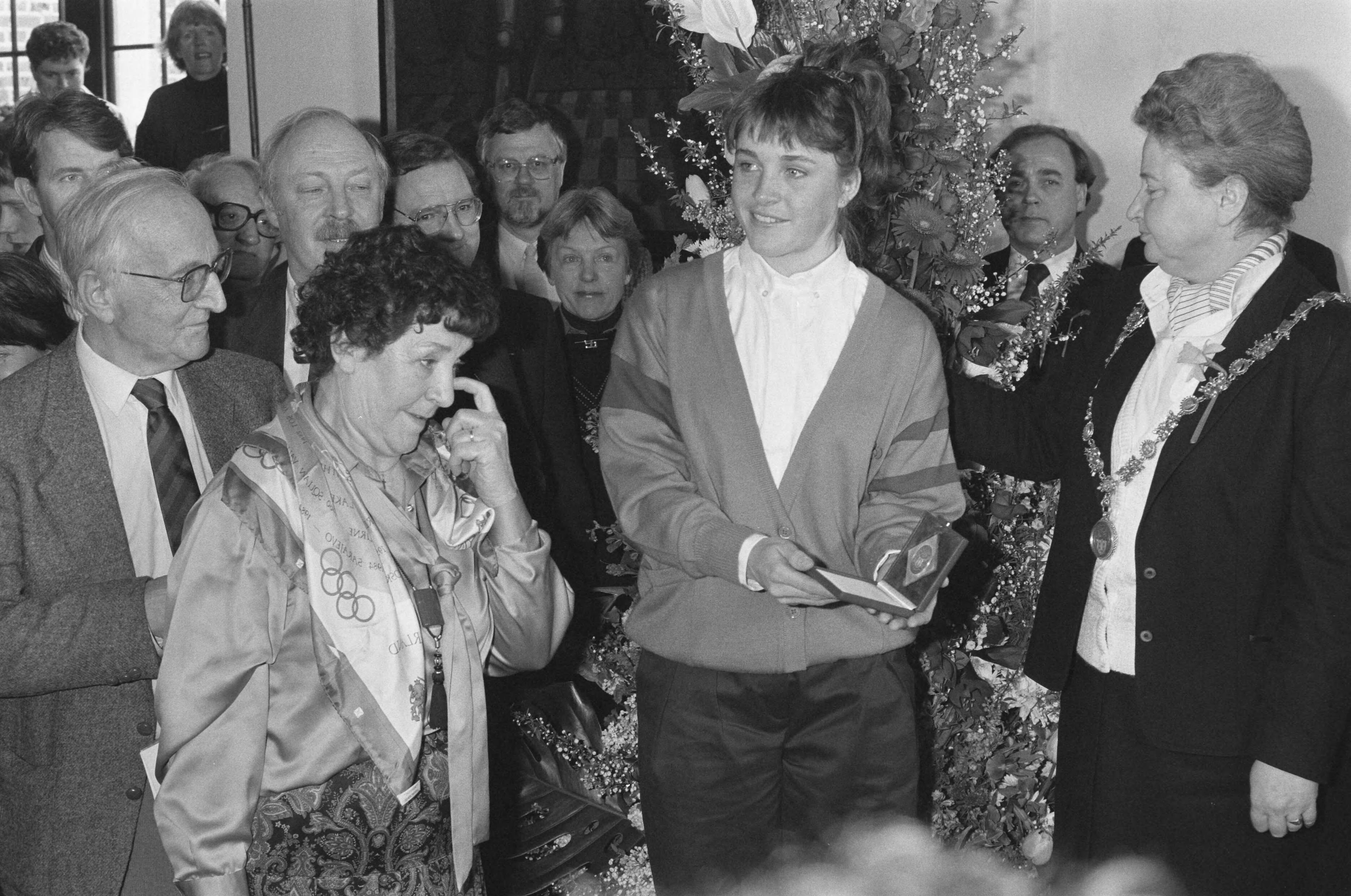 Fotocollectie Anefo — Yvonne van Gennip gehuldigd in Haarlem na behalen drie gouden medailles op de Olympische Spelen ; burgemeester Schmidt — Foto: Croes, Rob C. / Anefo. Licentie: Set B: Rechtenvrij / Publiek Domein. Bron: Nationaal Archief. http://hdl.handle.net/10648/ad68f442-d0b4-102d-bcf8-003048976d84