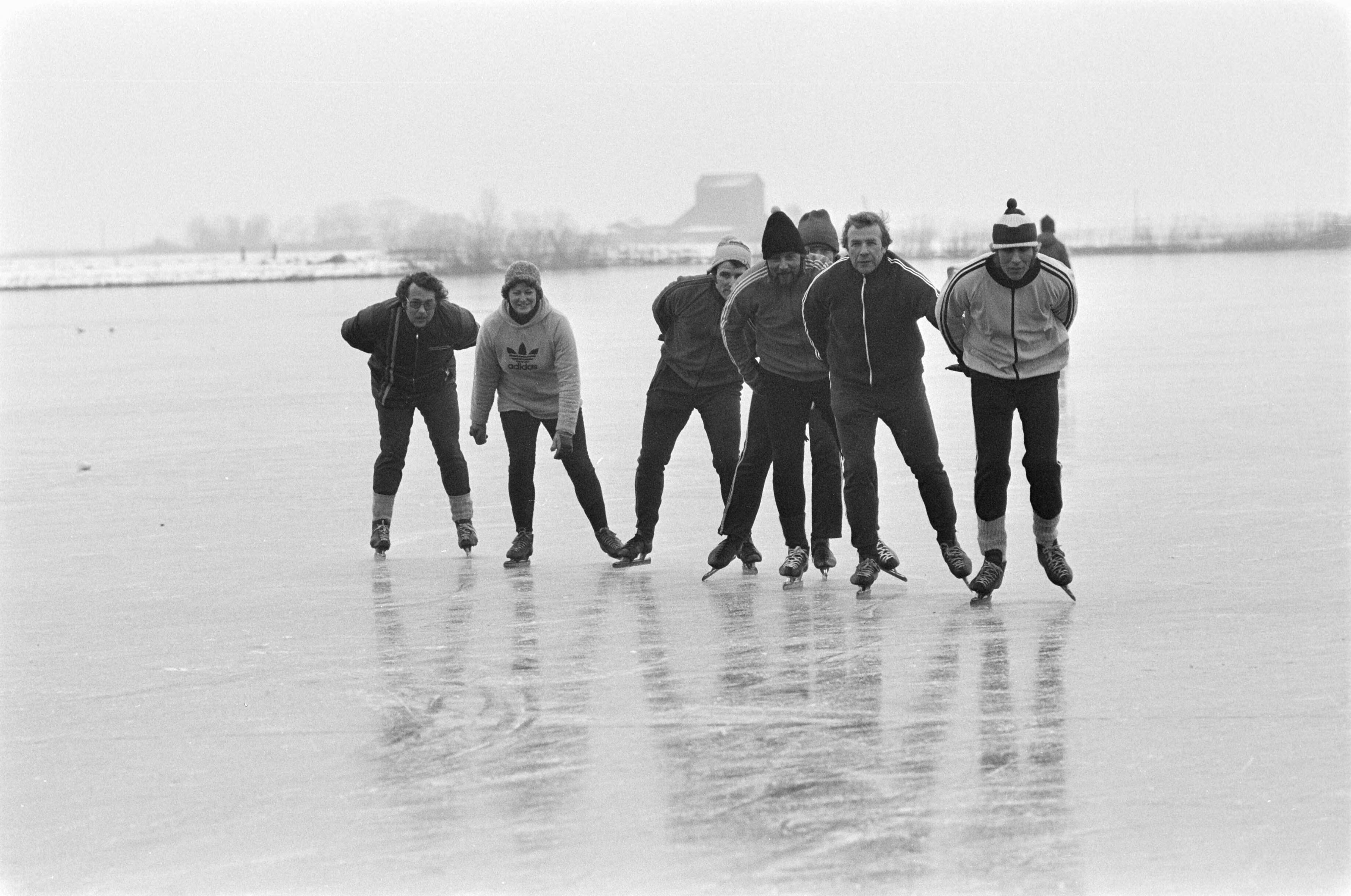 Fotocollectie Anefo — IJspret/IJszeilen op de Gouwzee; schaatsers bij Monnickendam — Foto: Peters, Hans / Anefo. Licentie: Set B: Rechtenvrij / Publiek Domein. Bron: Nationaal Archief. http://hdl.handle.net/10648/ac7c5fce-d0b4-102d-bcf8-003048976d84