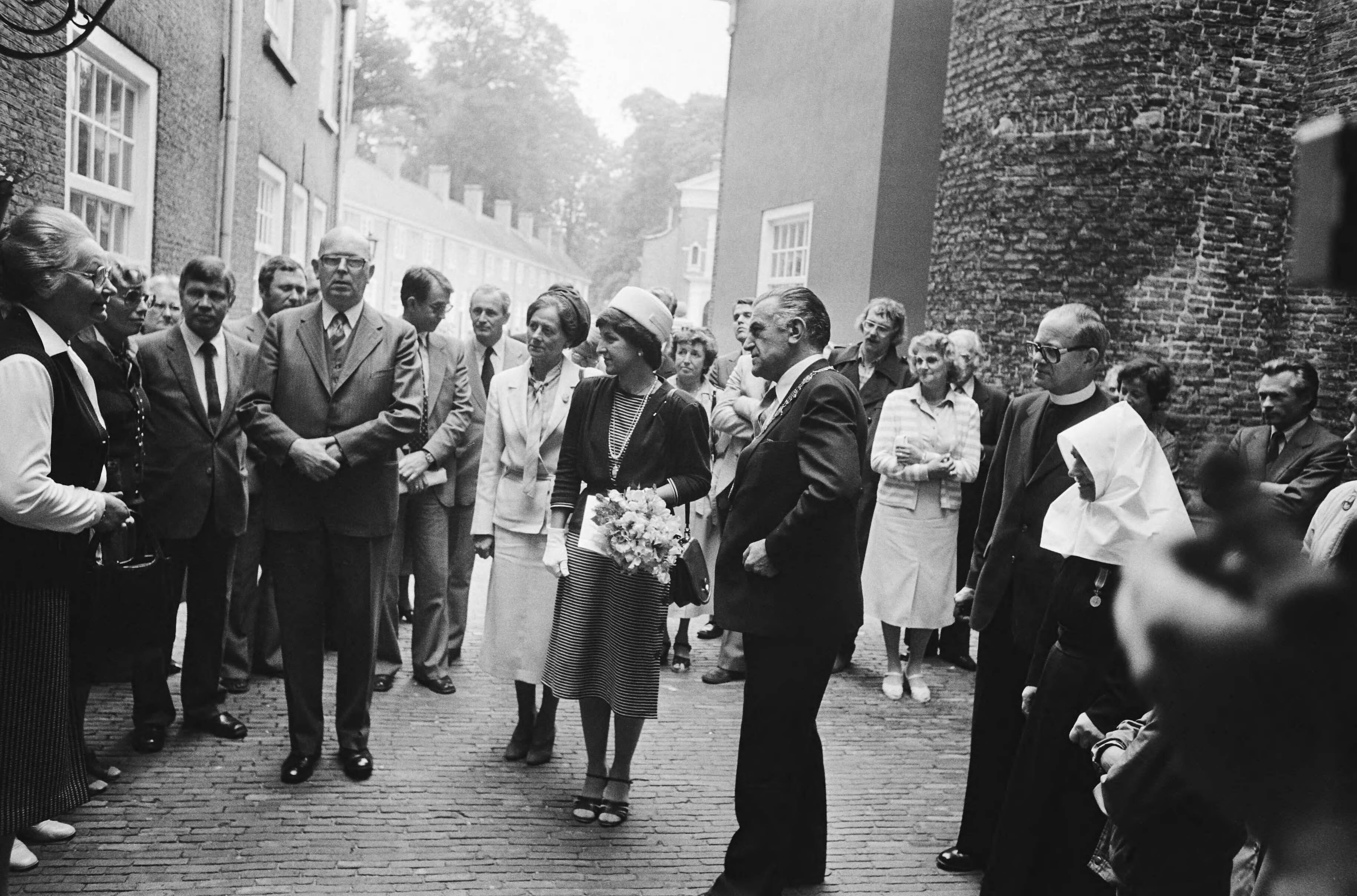 Fotocollectie Anefo — Pr. Margriet woont feestelijkheden bij tgv de voltooiing van de restauratie van het Begijnhof in Breda; diversen — Foto: Bogaerts, Rob / Anefo. Licentie: Set B: Rechtenvrij / Publiek Domein. Bron: Nationaal Archief. http://hdl.handle.net/10648/ace1c0d0-d0b4-102d-bcf8-003048976d84