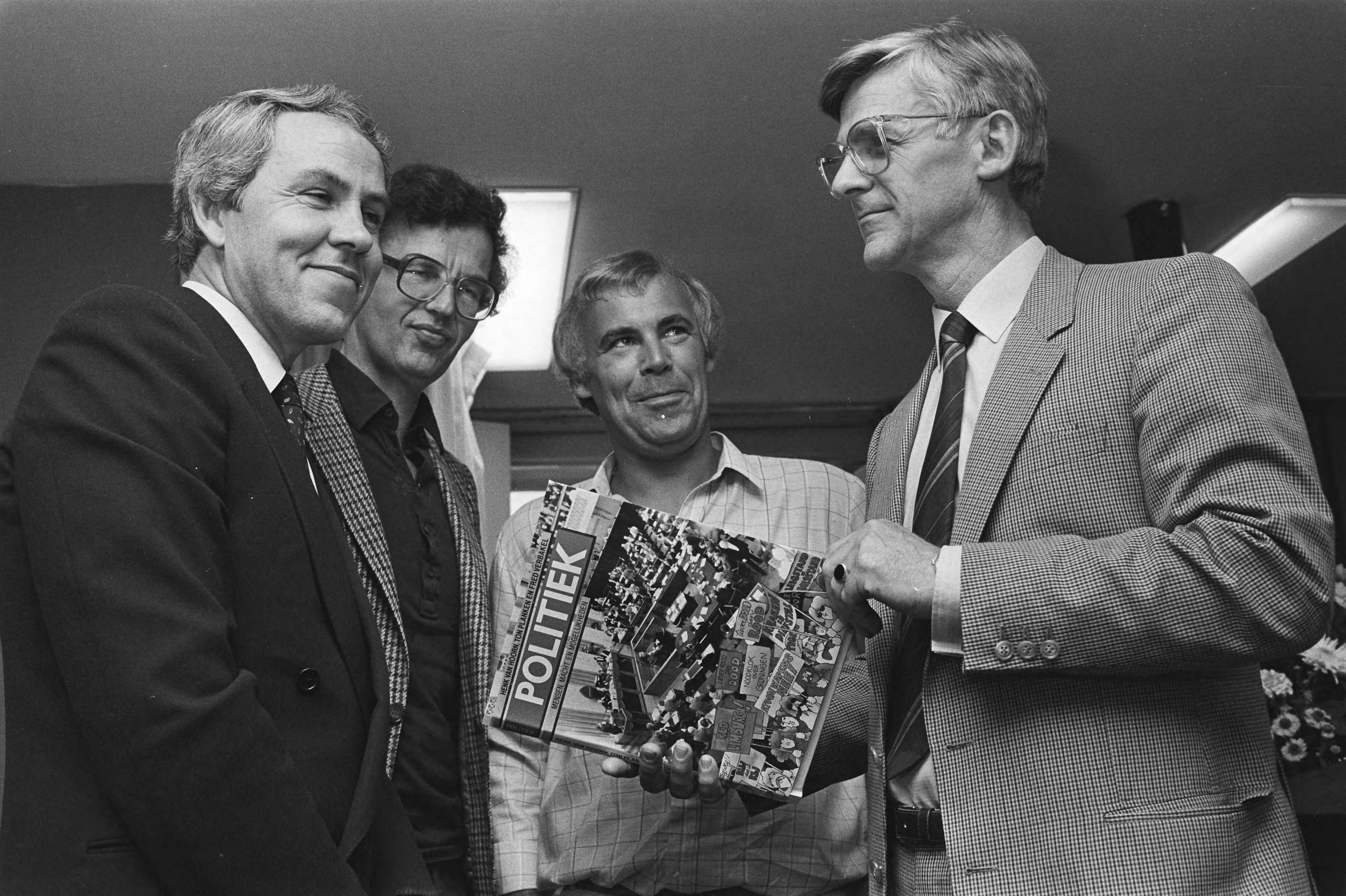 Fotocollectie Anefo — Presentatie boek maand "Politiek" in Den Haag ; auteurs Ton Planken, Fred Verbraken en Henk van Hoorn, prof. Rang — Foto: Antonisse, Marcel / Anefo. Licentie: Set B: Rechtenvrij / Publiek Domein. Bron: Nationaal Archief. http://hdl.handle.net/10648/ad1d06ae-d0b4-102d-bcf8-003048976d84
