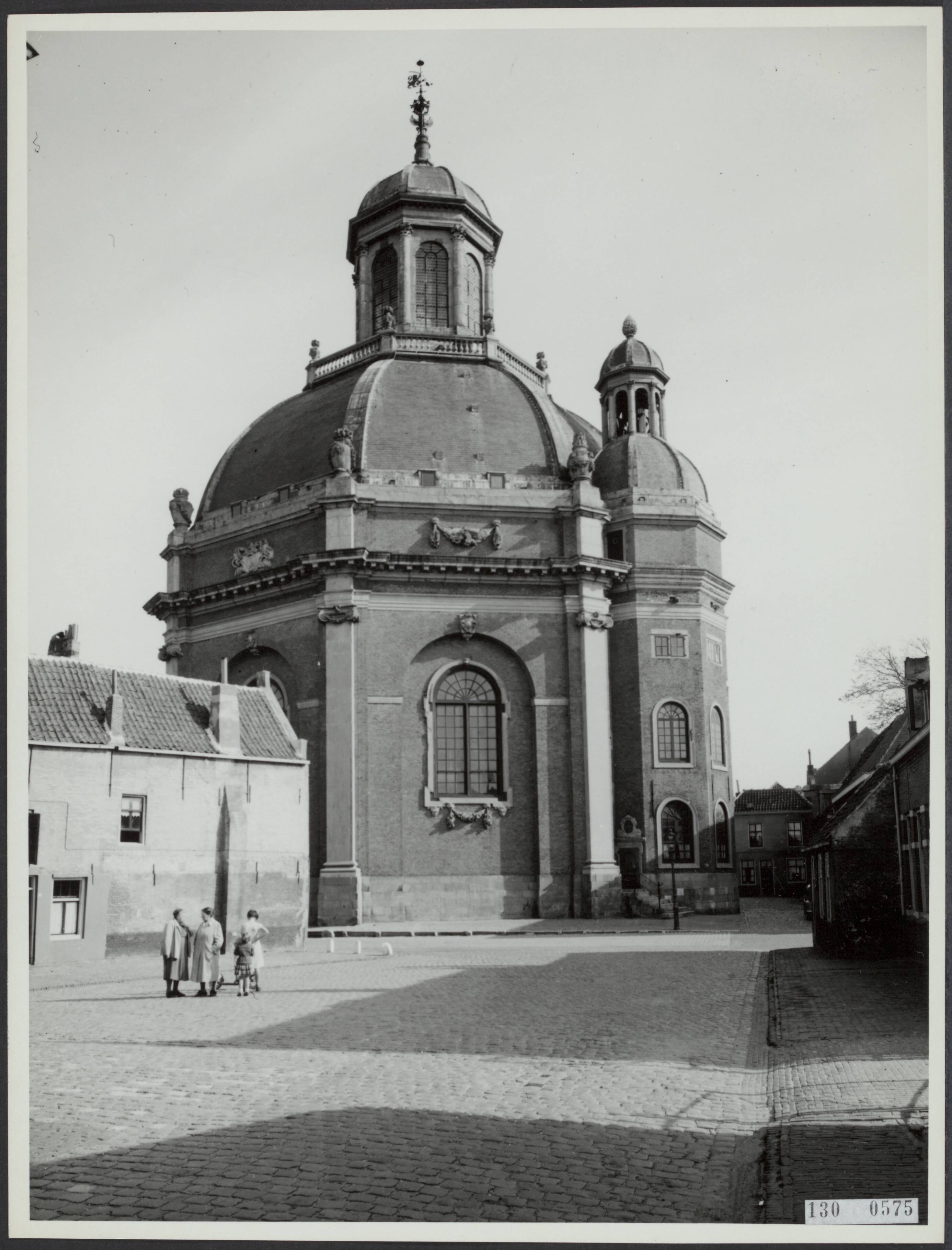 Fotocollectie Rijksvoorlichtingsdienst Eigen — Middelburg. Oostkerk naar het zuiden — Foto: Rijksvoorlichtingsdienst (RVD). Licentie: Set B: Rechtenvrij / Publiek Domein. Bron: Nationaal Archief. http://hdl.handle.net/10648/af4b56ce-d0b4-102d-bcf8-003048976d84