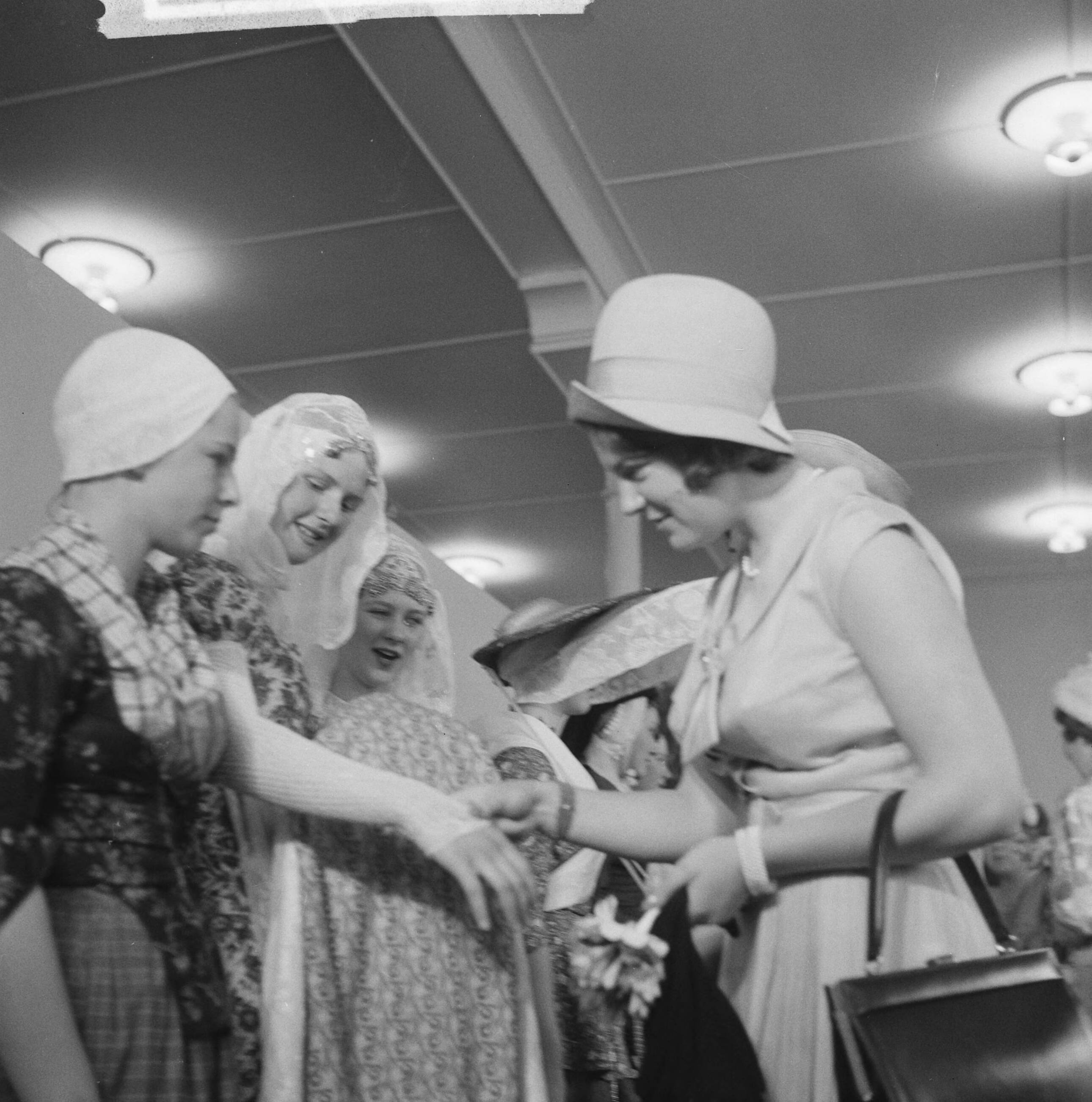 Koninklijk bezoek aan Groningen en Friesland (1962) — Koninklijk bezoek aan Leeuwarden — Foto: Merk, Ben / Anefo. Licentie: Set B: Rechtenvrij / Publiek Domein. Bron: Nationaal Archief. http://hdl.handle.net/10648/aa072c56-d0b4-102d-bcf8-003048976d84