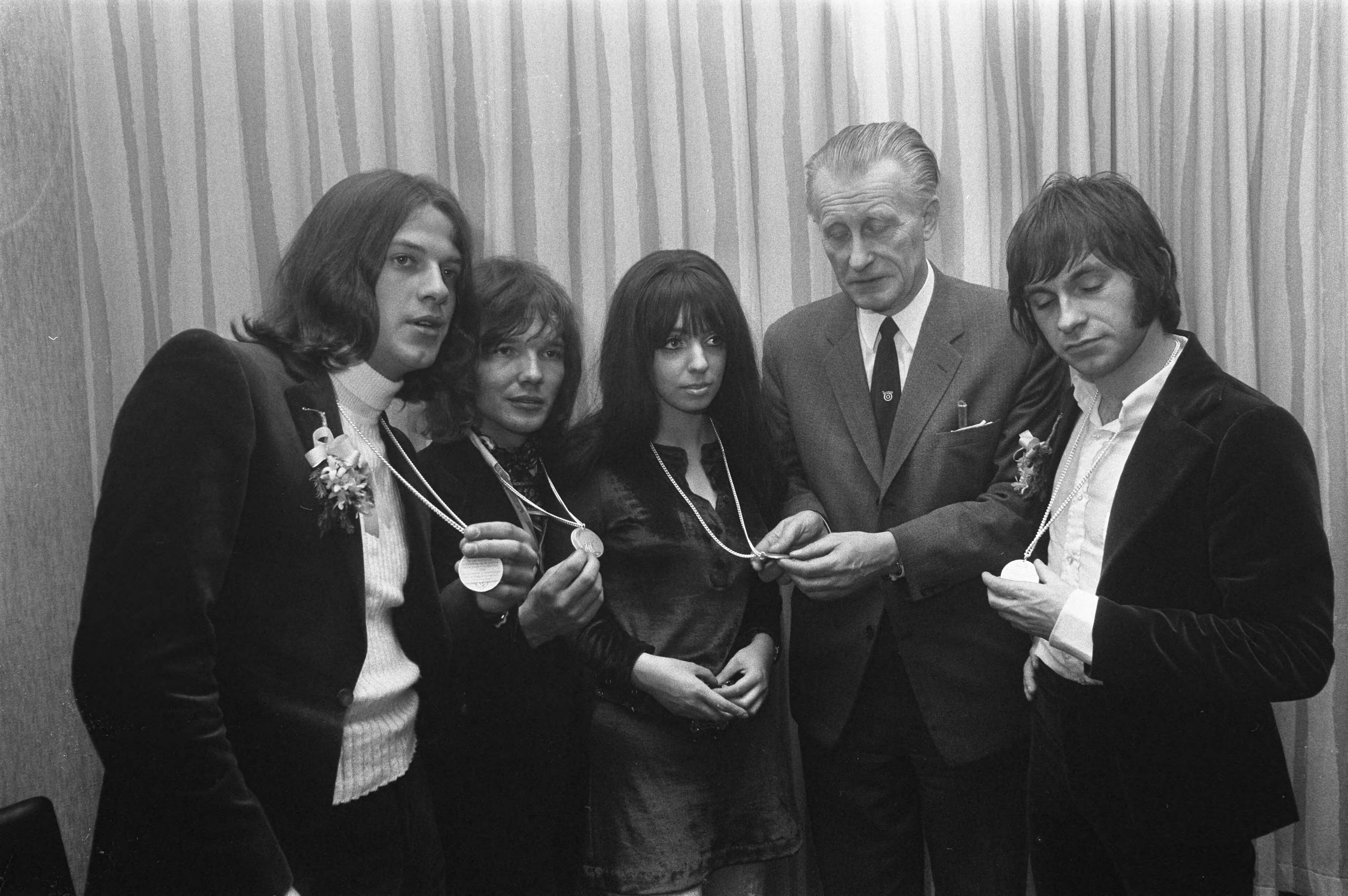 Fotocollectie Anefo — Haagse beatgroep Shocking Blue krijgt "zilveren penning van verdiensten" van Den Haag van wethouder van onderwijs H. J. Bilzen . Shocking Blue met penning — Foto: Mieremet, Rob / Anefo. Licentie: Set B: Rechtenvrij / Publiek Domein. Bron: Nationaal Archief. http://hdl.handle.net/10648/ab8dadca-d0b4-102d-bcf8-003048976d84