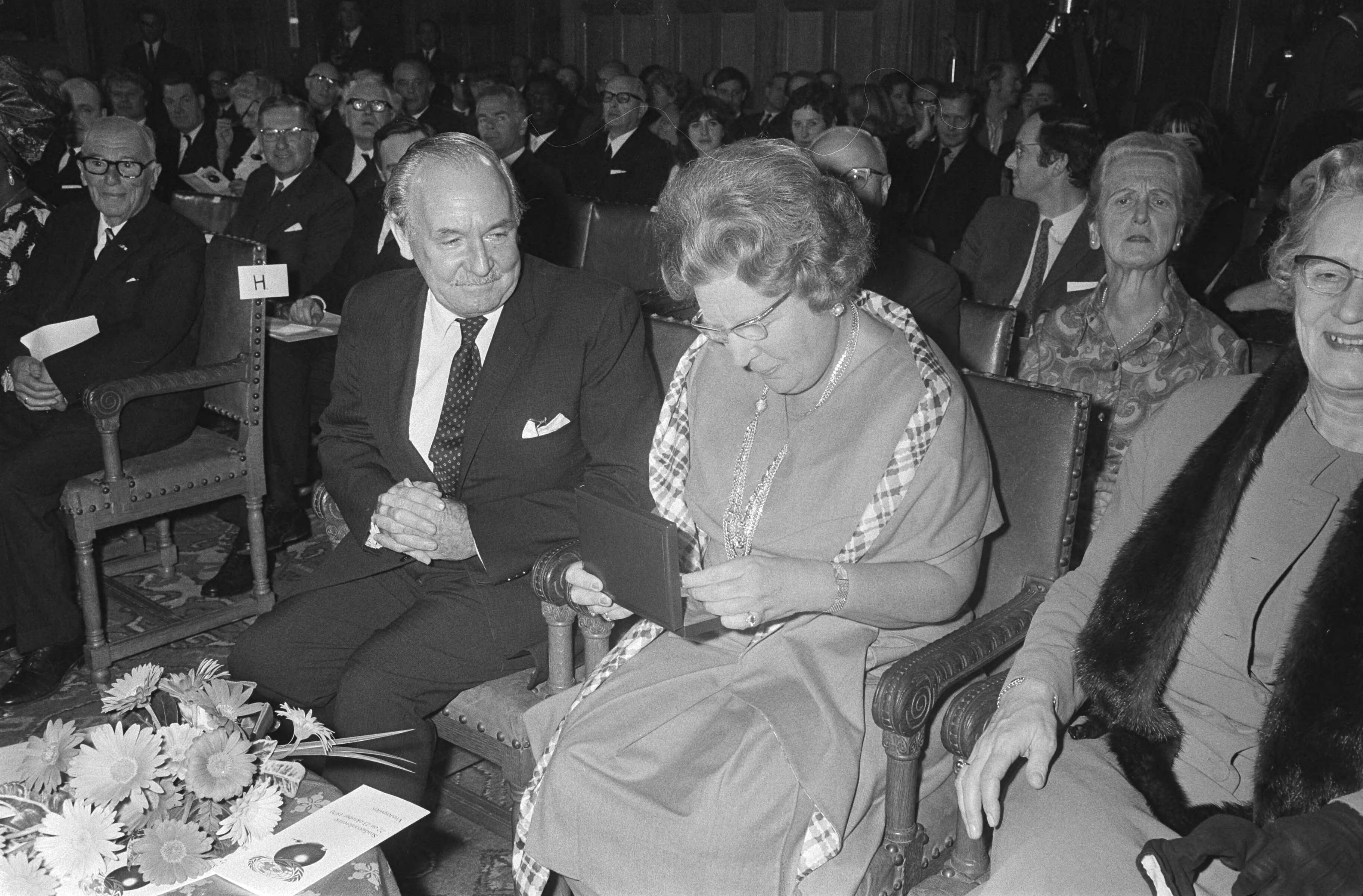 Fotocollectie Anefo — koningin Juliana krijgt herdenkingspenning t.g.v. 25 jarig bestaan Verenigde Naties op Congres, Den Haag. Rechts Marga Klompé — Foto: Koch, Eric / Anefo. Licentie: Set B: Rechtenvrij / Publiek Domein. Bron: Nationaal Archief. http://hdl.handle.net/10648/aba77e3a-d0b4-102d-bcf8-003048976d84