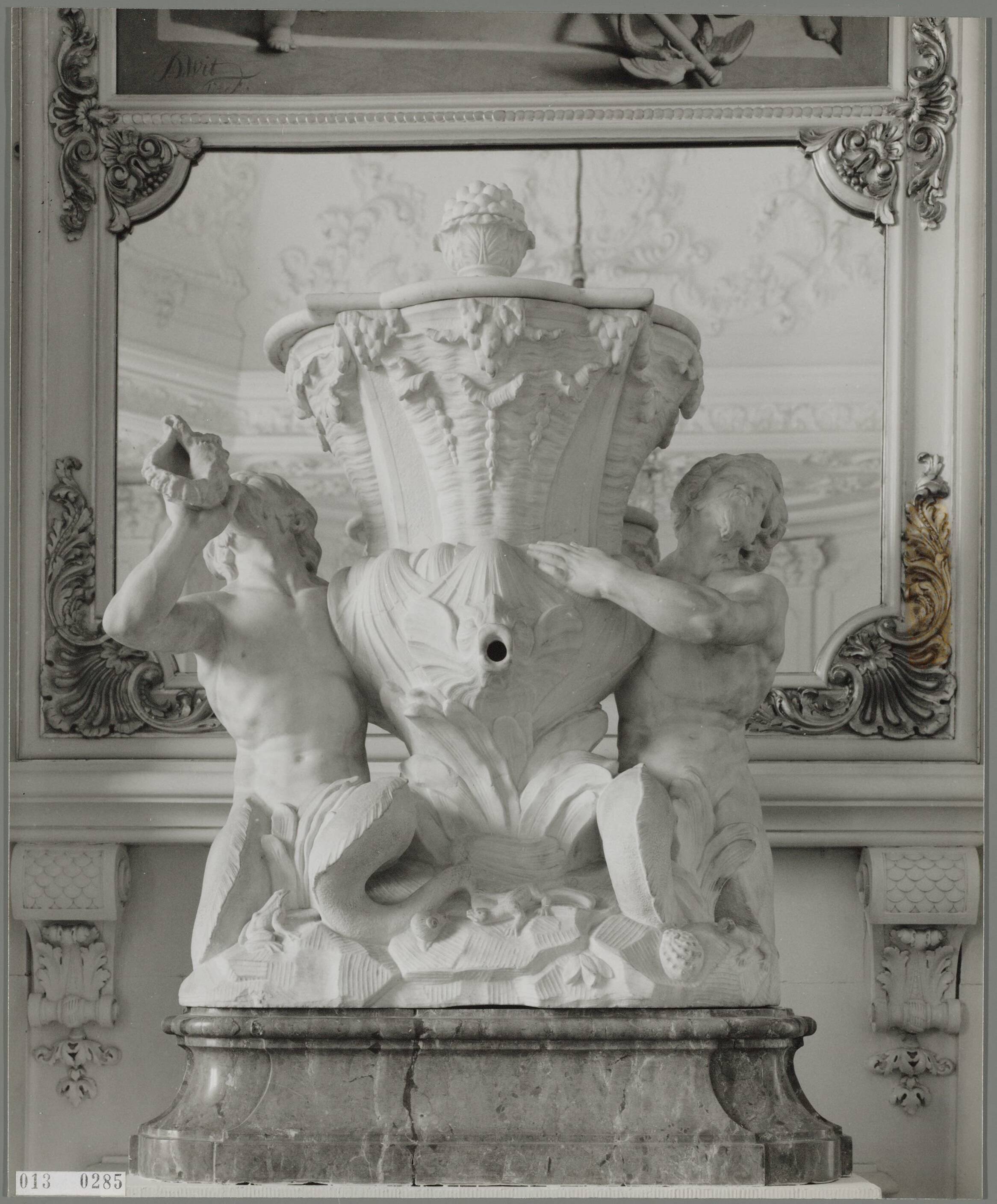Paleis Huis ten Bosch te Den Haag — Witte eetzaal met fontein Xaverij — Foto: Hofmeester, Bart / RVD. Licentie: Set B: Rechtenvrij / Publiek Domein. Bron: Nationaal Archief. http://hdl.handle.net/10648/afa86e54-d0b4-102d-bcf8-003048976d84