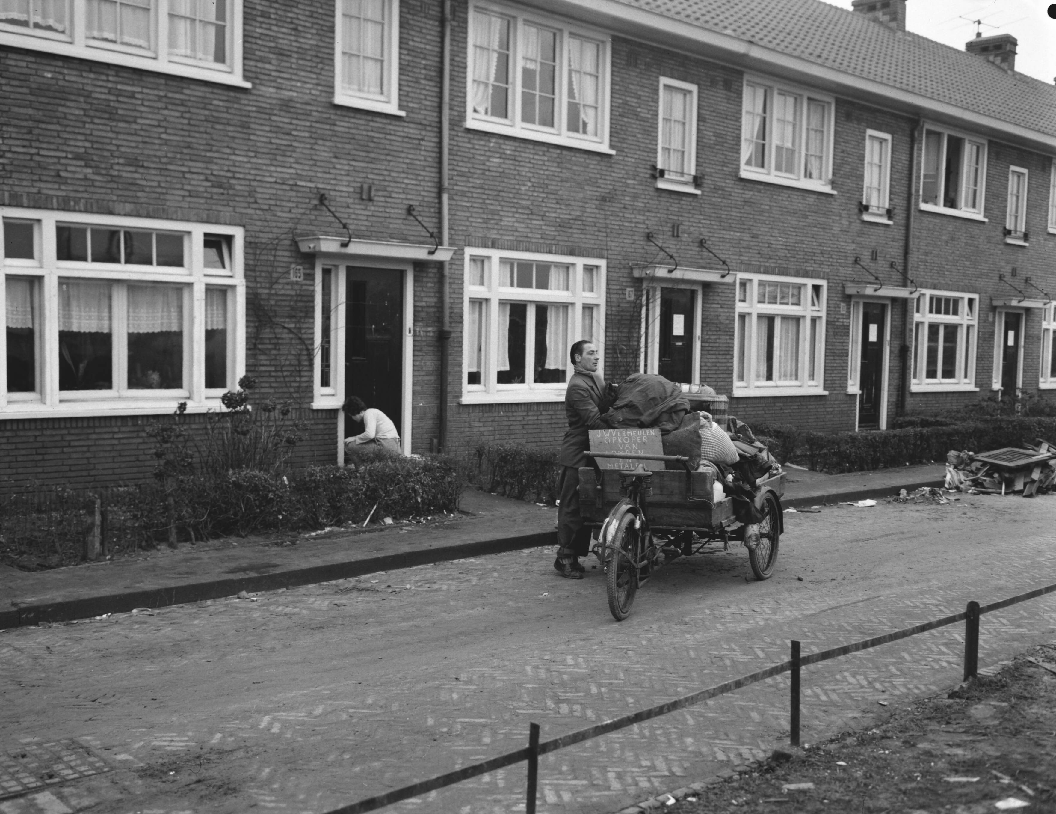 Ramp Tuindorp Oostzaan — Normale leven komt op gang in Tuindorp-Oostzaan — Foto: Rossem, Wim van / Anefo. Licentie: Set B: Rechtenvrij / Publiek Domein. Bron: Nationaal Archief. http://hdl.handle.net/10648/a9a73f30-d0b4-102d-bcf8-003048976d84