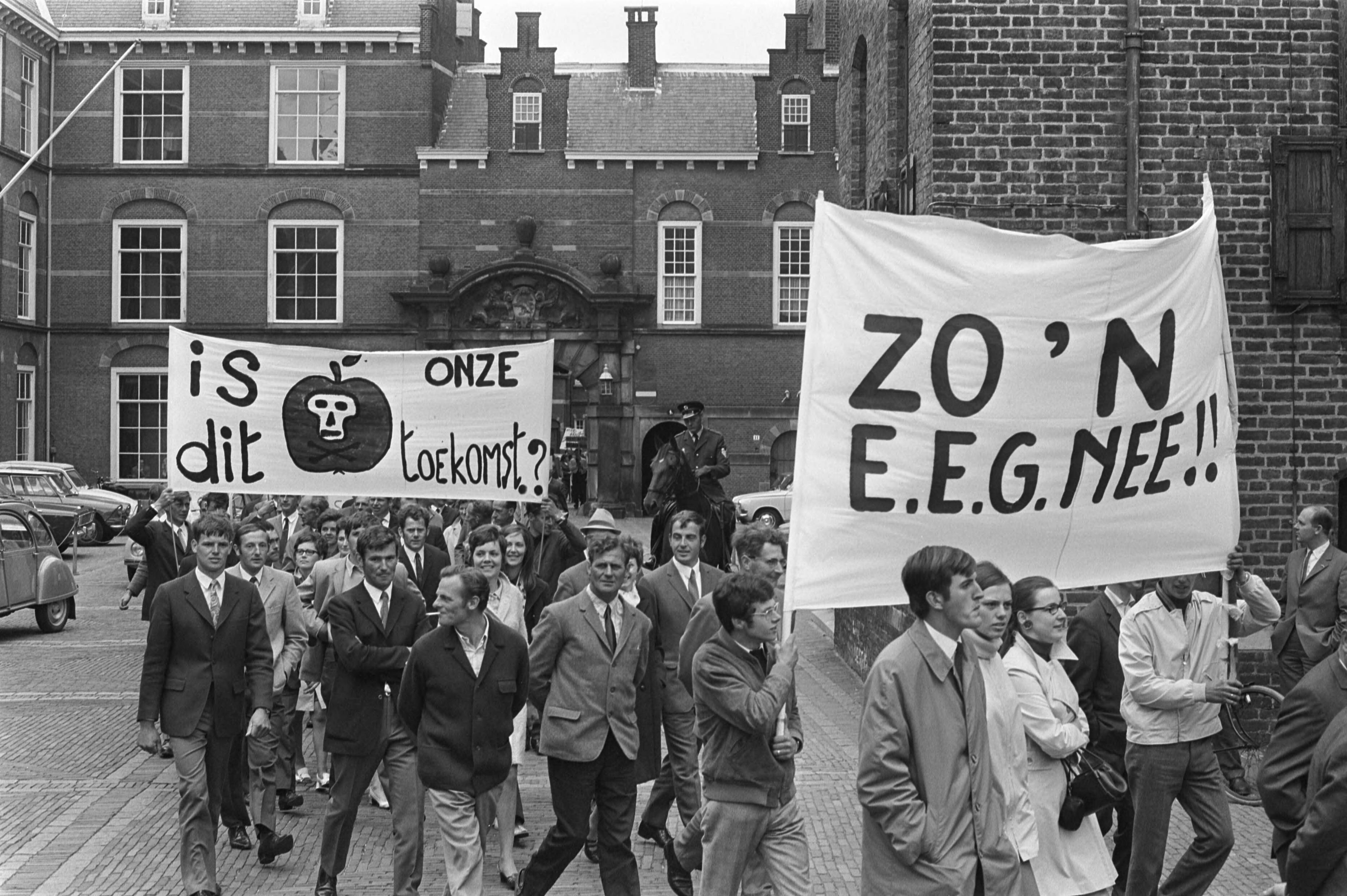 Fotocollectie Anefo — Fruittelers demonstreren met borden in Den Haag ; demonstranten voor Ministerie van Landbouw — Foto: Evers, Joost / Anefo. Licentie: Set B: Rechtenvrij / Publiek Domein. Bron: Nationaal Archief. http://hdl.handle.net/10648/ab980c3e-d0b4-102d-bcf8-003048976d84