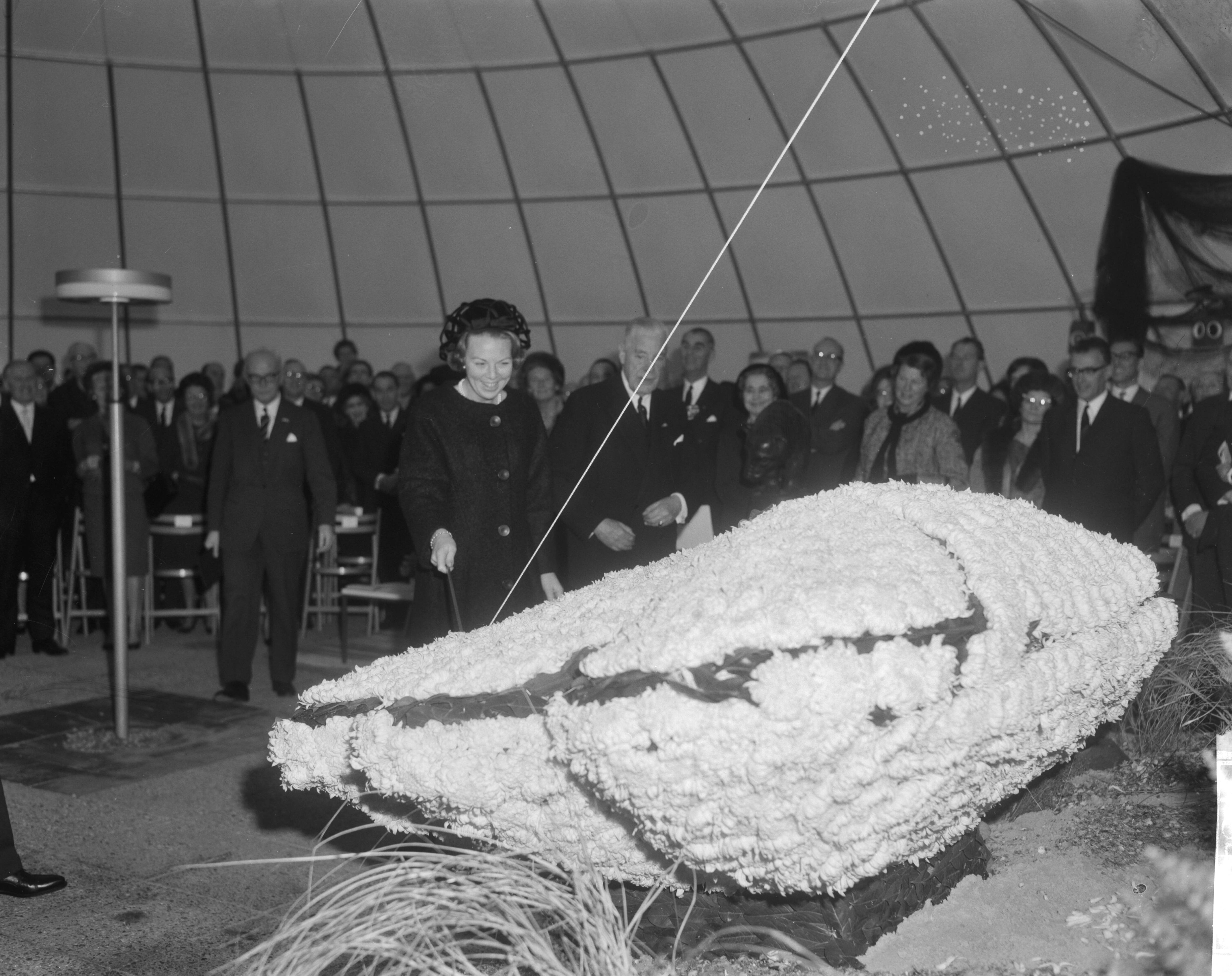 Fotocollectie Anefo — Prinses Beatrix bij het openen van paviljoen De Schelp te Scheveningen; De prinses tijdens een openingsritueel — Foto: Bilsen, Joop van / Anefo. Licentie: Set B: Rechtenvrij / Publiek Domein. Bron: Nationaal Archief. http://hdl.handle.net/10648/aacfd12e-d0b4-102d-bcf8-003048976d84