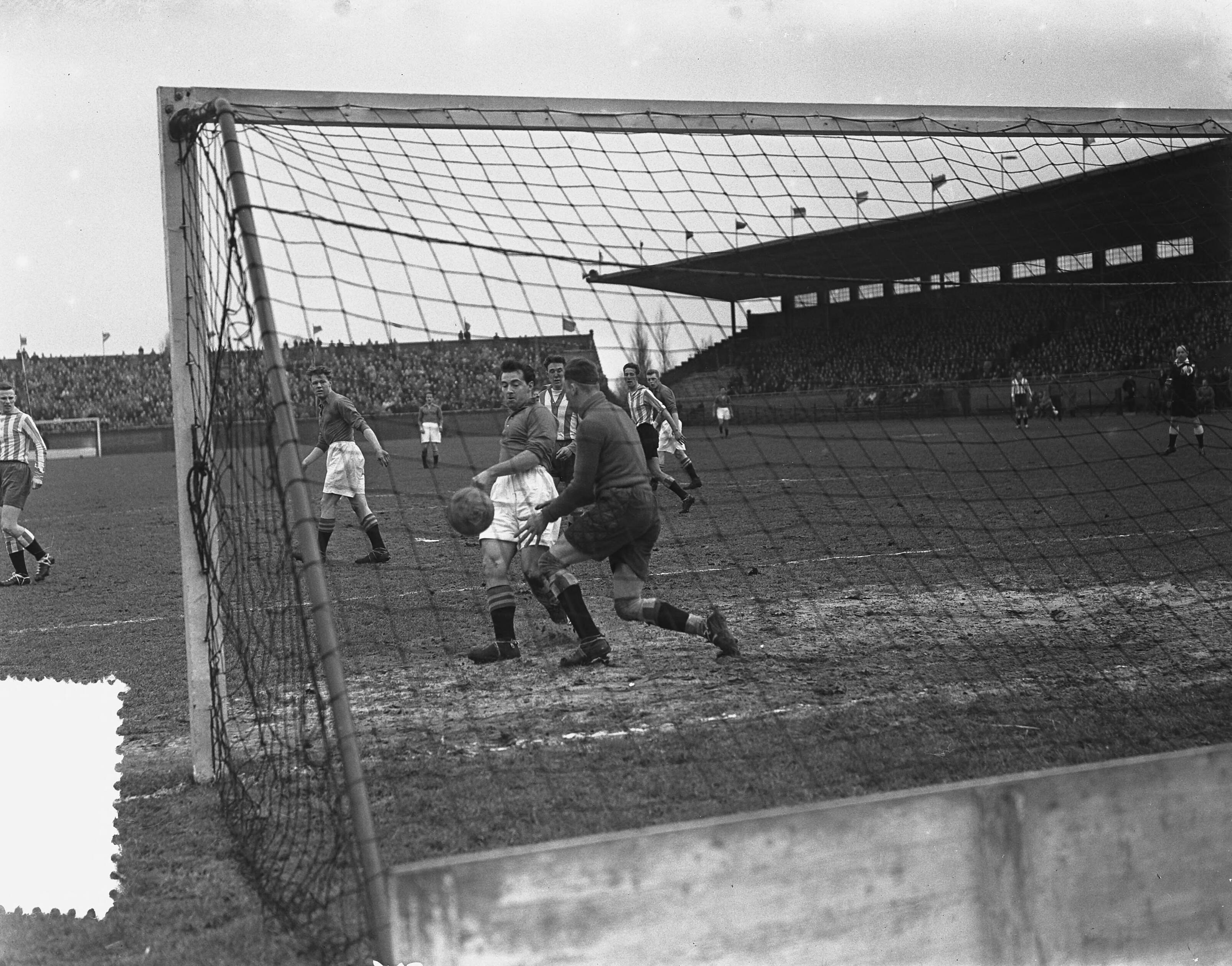 Fotocollectie Anefo — Voetbal. Ajax tegen Leeuwarden 4-0. Spelmoment — Foto: Bilsen, Joop van / Anefo. Licentie: Set B: Rechtenvrij / Publiek Domein. Bron: Nationaal Archief. http://hdl.handle.net/10648/a91e193a-d0b4-102d-bcf8-003048976d84