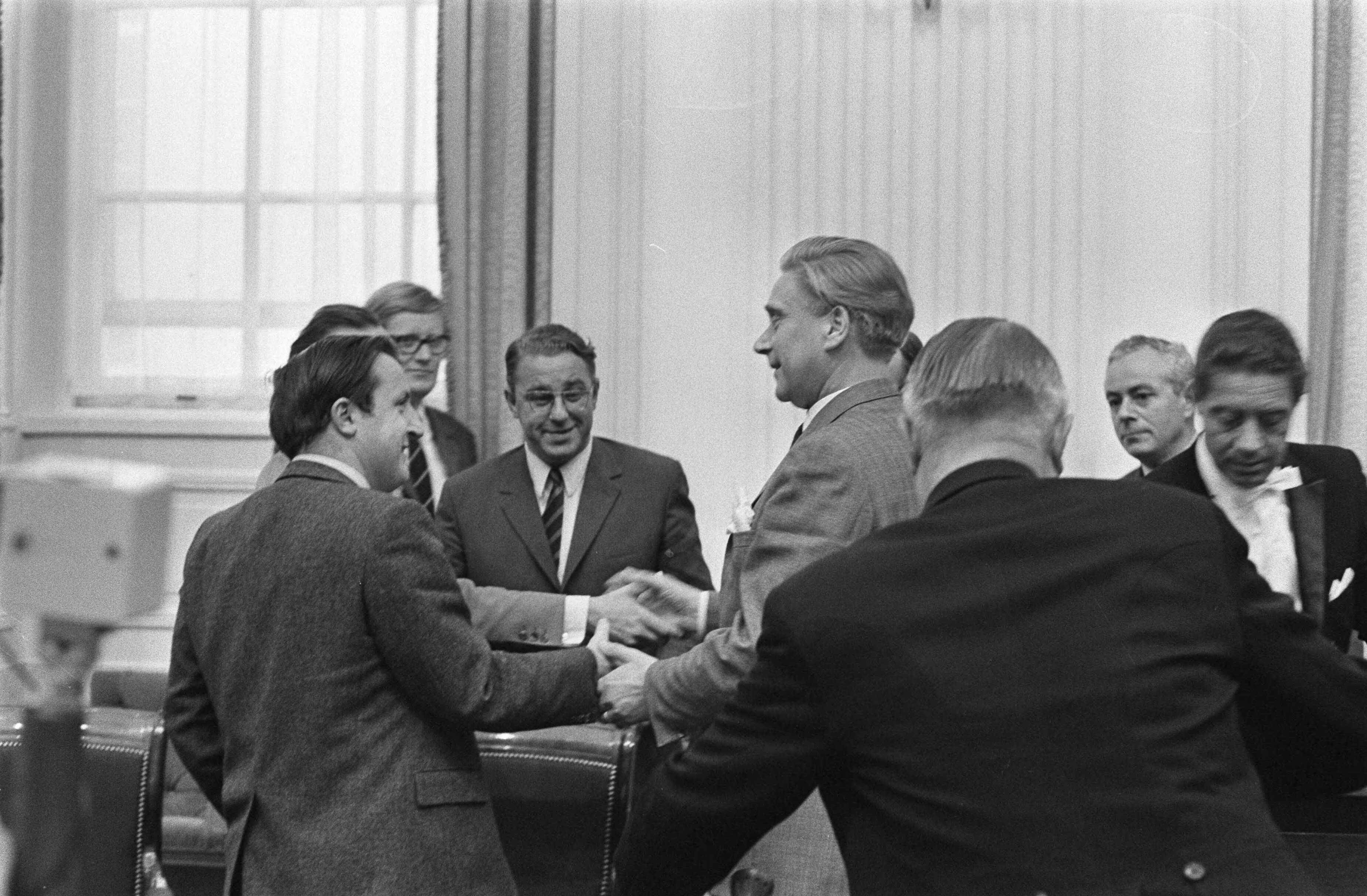 Fotocollectie Anefo — Tweede Kamer : Wet Veringa aangenomen; Den Haag — Foto: Evers, Joost / Anefo. Licentie: Set B: Rechtenvrij / Publiek Domein. Bron: Nationaal Archief. http://hdl.handle.net/10648/aba499ae-d0b4-102d-bcf8-003048976d84