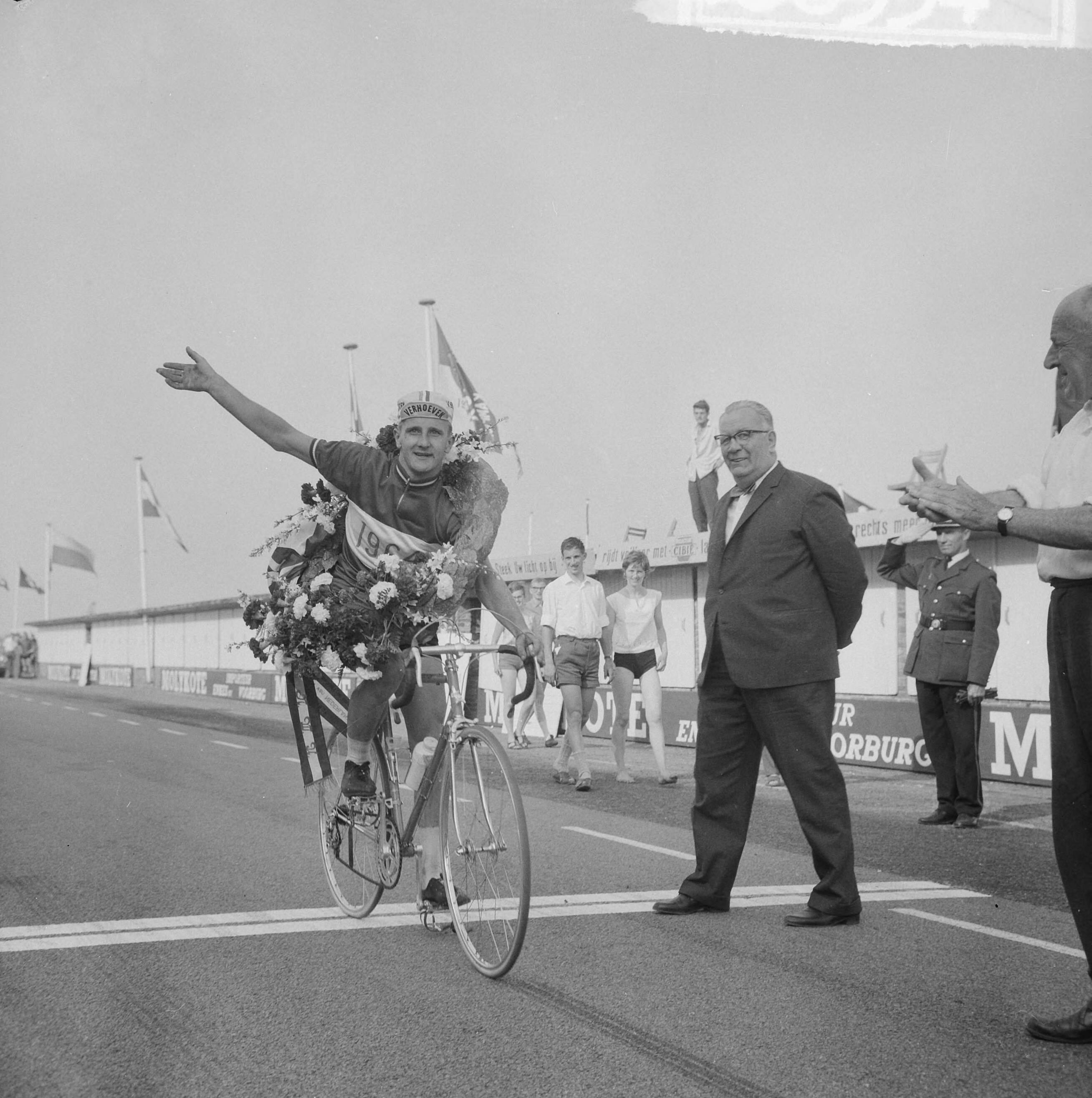 Fotocollectie Anefo — Kampioenschap Wielrennen op de weg 1964 te Zandvoort. Kampioen van Nederland bij de amateurs, Evert Dolman uit Rotterdam — Foto: Nijs, Jac. de / Anefo. Licentie: Set B: Rechtenvrij / Publiek Domein. Bron: Nationaal Archief. http://hdl.handle.net/10648/aa71197c-d0b4-102d-bcf8-003048976d84