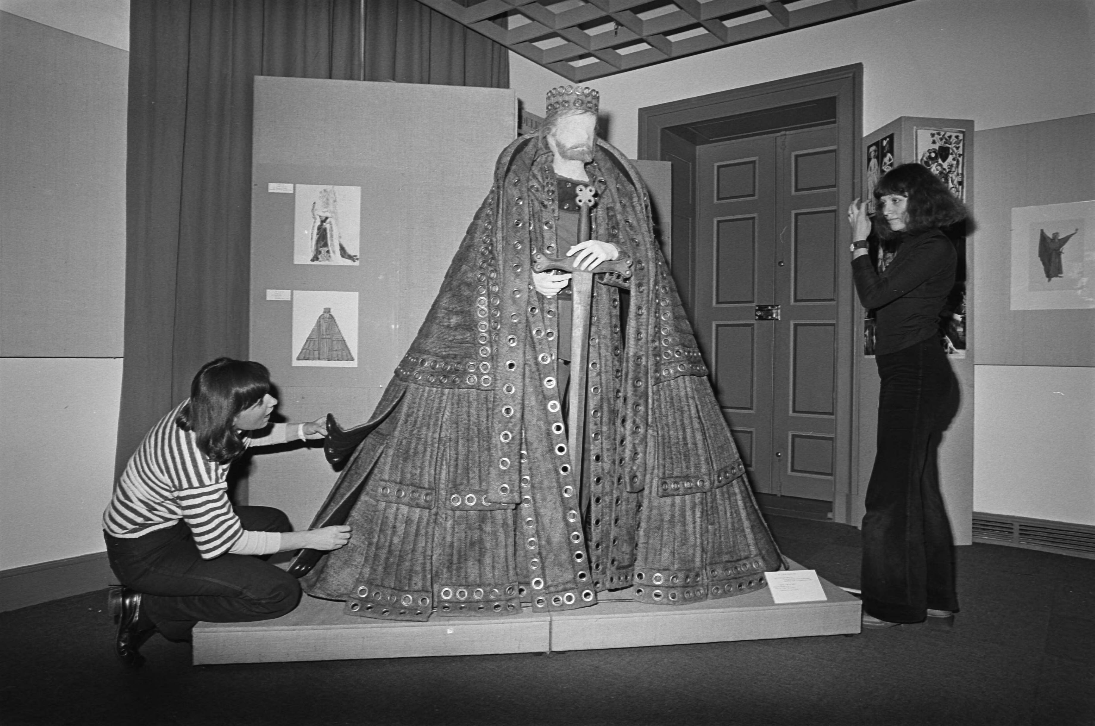 Fotocollectie Anefo — Tentoonstelling theaterkostuums "Goed in het pak" in Zeister Slot ; kostuum Koning Lear gedragen door Guus Hermus — Foto: Mieremet, Rob / Anefo. Licentie: Set B: Rechtenvrij / Publiek Domein. Bron: Nationaal Archief. http://hdl.handle.net/10648/ac7ae1f8-d0b4-102d-bcf8-003048976d84