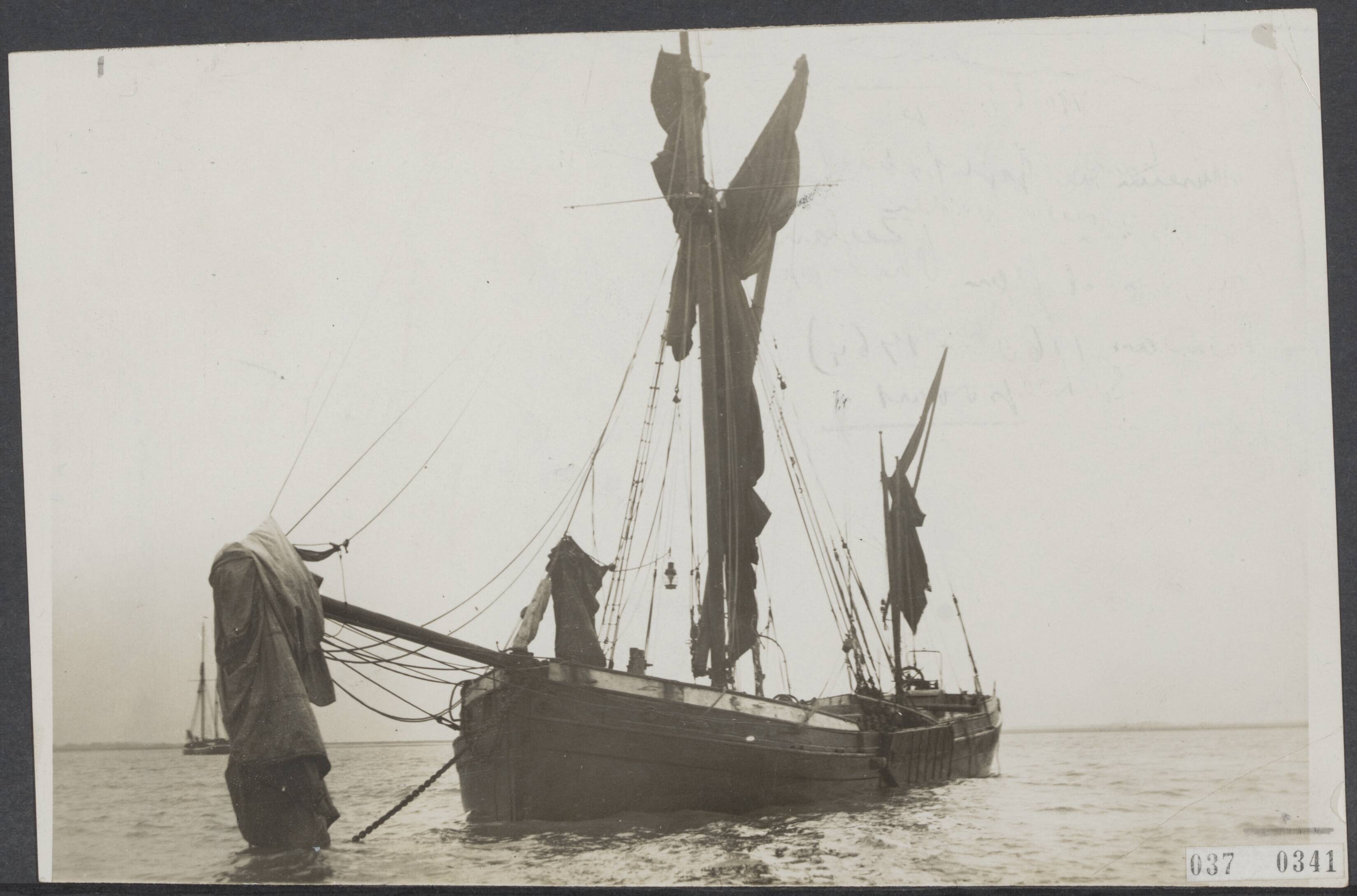 Fotocollectie Elsevier Binnenland — Engels vrachtschip gestrand bij Fort Rammekens bij Vlissingen — Foto: N.V. Vereenigde Fotobureaux. Licentie: Set B: Rechtenvrij / Publiek Domein. Bron: Nationaal Archief. http://hdl.handle.net/10648/adeea59c-d0b4-102d-bcf8-003048976d84