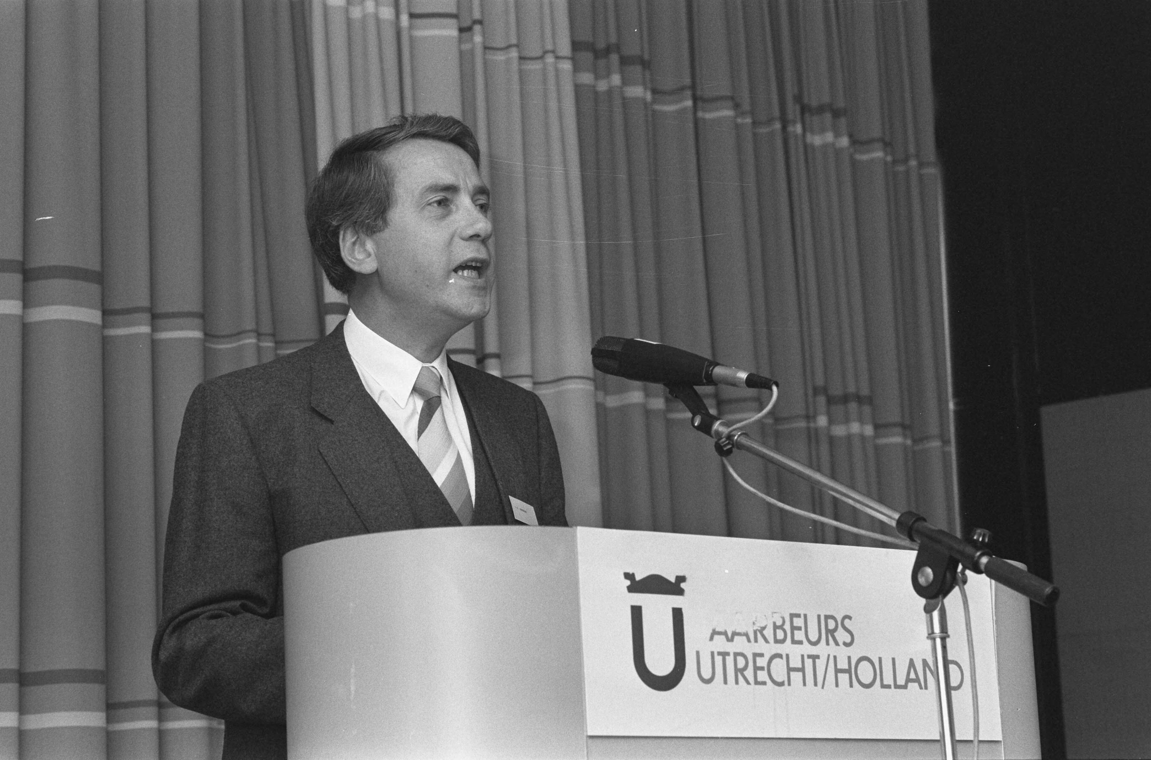 Fotocollectie Anefo — Congres Onderwijsrecht in Utrecht; v.l.n.r. prof. Koekoek drs. De Haan en Prof. Drop + opdracht Stichting Bijzondere Leerstoel Onderwijsrecht / — Foto: Croes, Rob C. / Anefo. Licentie: Set B: Rechtenvrij / Publiek Domein. Bron: Nationaal Archief. http://hdl.handle.net/10648/ad648dee-d0b4-102d-bcf8-003048976d84