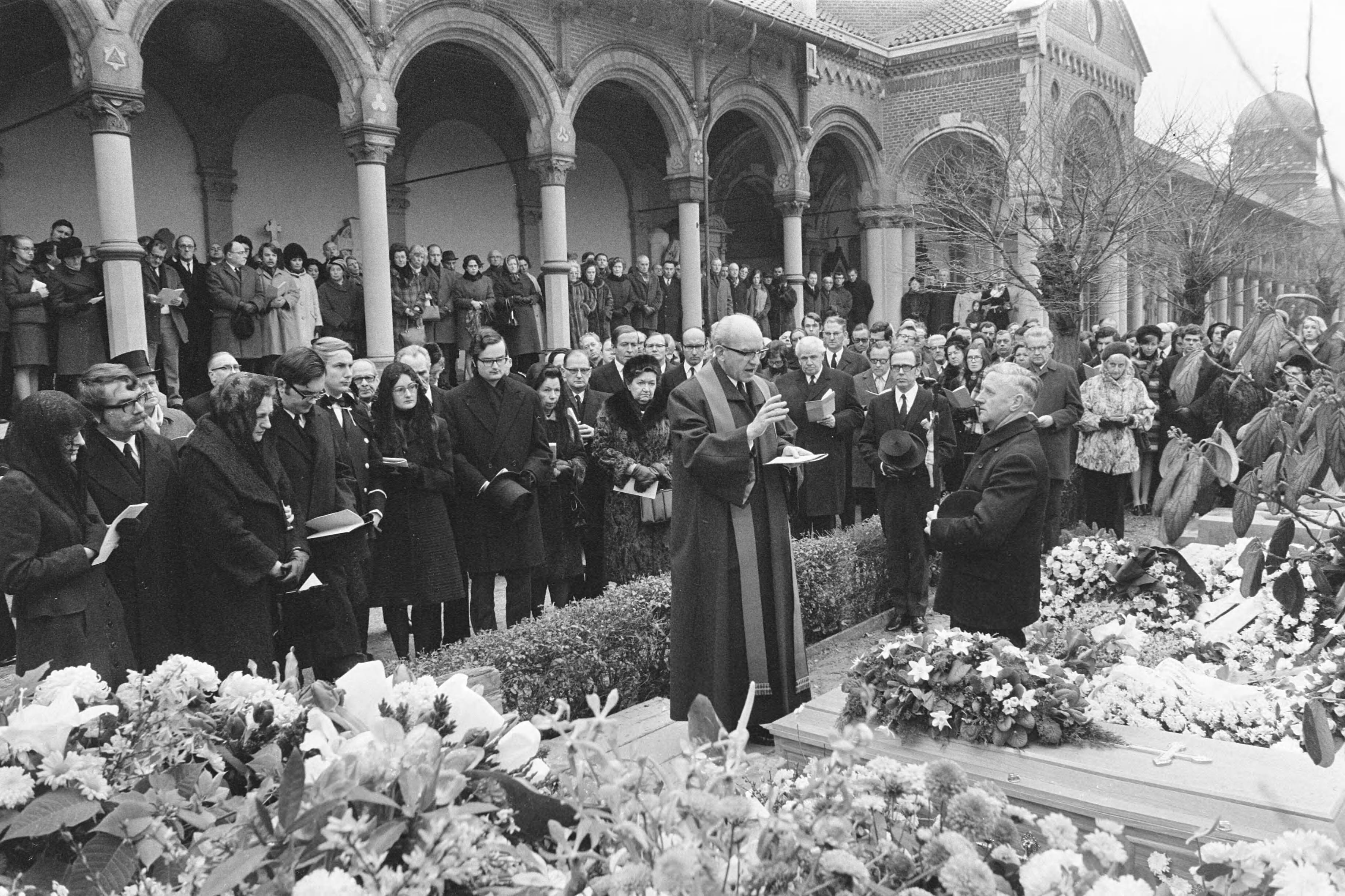 Fotocollectie Anefo — Begrafenis oud premier Cals , Den Haag , in St. Paschaliskerk , bij graf — Foto: Evers, Joost / Anefo. Licentie: Set B: Rechtenvrij / Publiek Domein. Bron: Nationaal Archief. http://hdl.handle.net/10648/abdccf40-d0b4-102d-bcf8-003048976d84