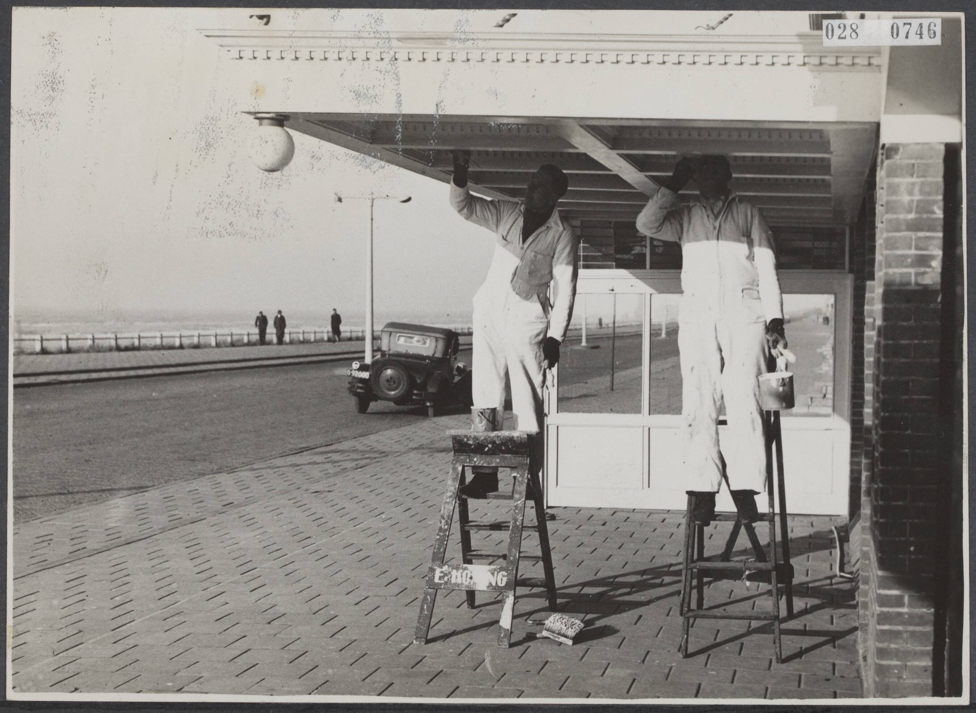 Fotocollectie Elsevier Binnenland — Voorbereidingen voor het badseizoen. Café-restaurant Riche te Zandvoort wordt opnieuw in de verf gezet — Foto: Fotobureau Stevens / Rechtenvrij. Licentie: Set B: Rechtenvrij / Publiek Domein. Bron: Nationaal Archief. http://hdl.handle.net/10648/addeba9c-d0b4-102d-bcf8-003048976d84
