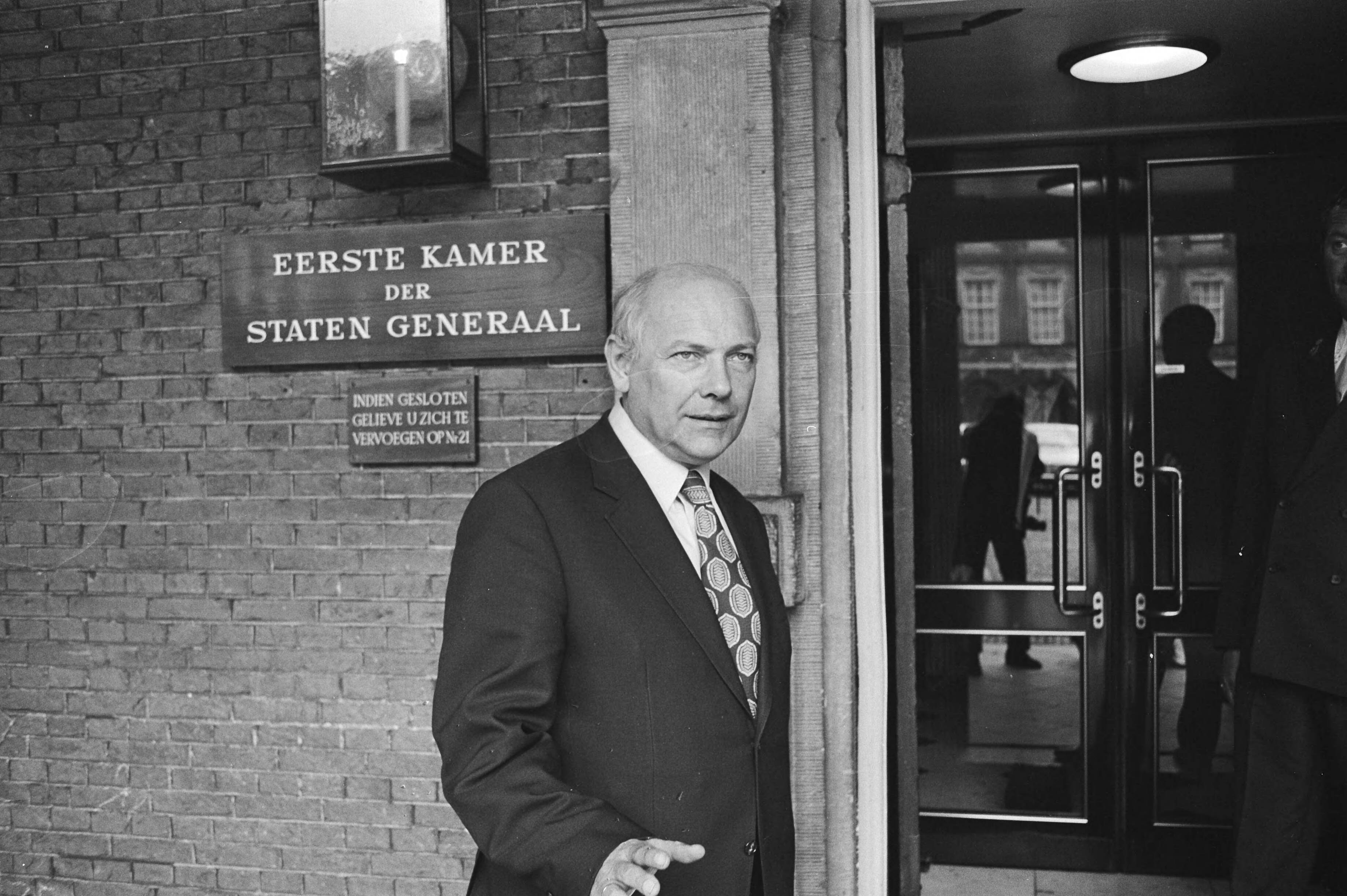 Informateur prof. Steenkamp ontvangt fractieleiders in gebouw Eerste Kamer , Den Haag , Den Uyl bij aankomst — Den Uyl (PvdA) bij aankomst — Foto: Fotograaf Onbekend / Anefo. Licentie: Set B: Rechtenvrij / Publiek Domein. Bron: Nationaal Archief. http://hdl.handle.net/10648/abbfa0a0-d0b4-102d-bcf8-003048976d84