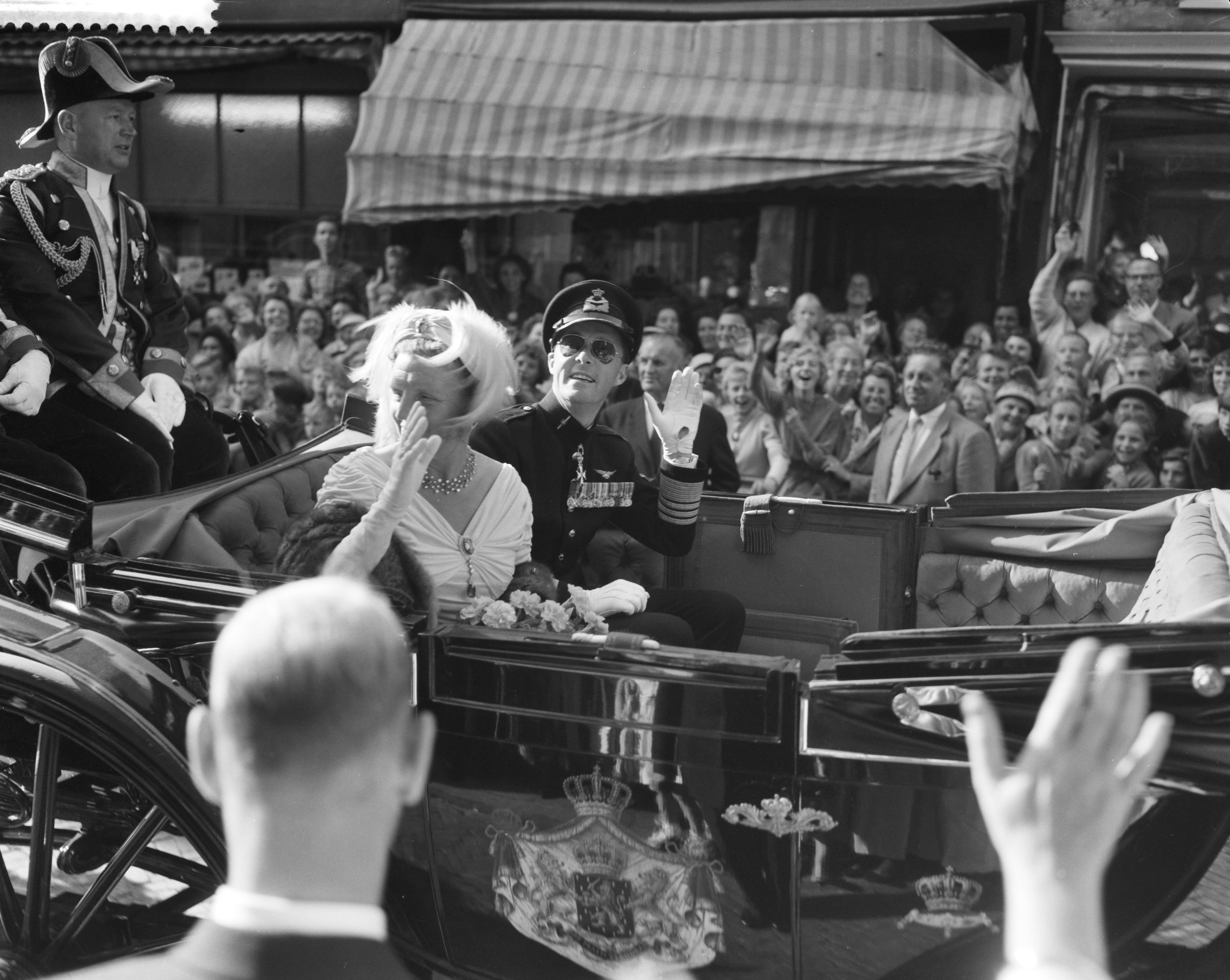 Prinsjesdag 1959 — Prinsjesdag. Rijtoer door Den Haag. Koningin Juliana en prins Bernhard — Foto: Behrens, Herbert F. / Anefo. Licentie: Set B: Rechtenvrij / Publiek Domein. Bron: Nationaal Archief. http://hdl.handle.net/10648/a99d92dc-d0b4-102d-bcf8-003048976d84
