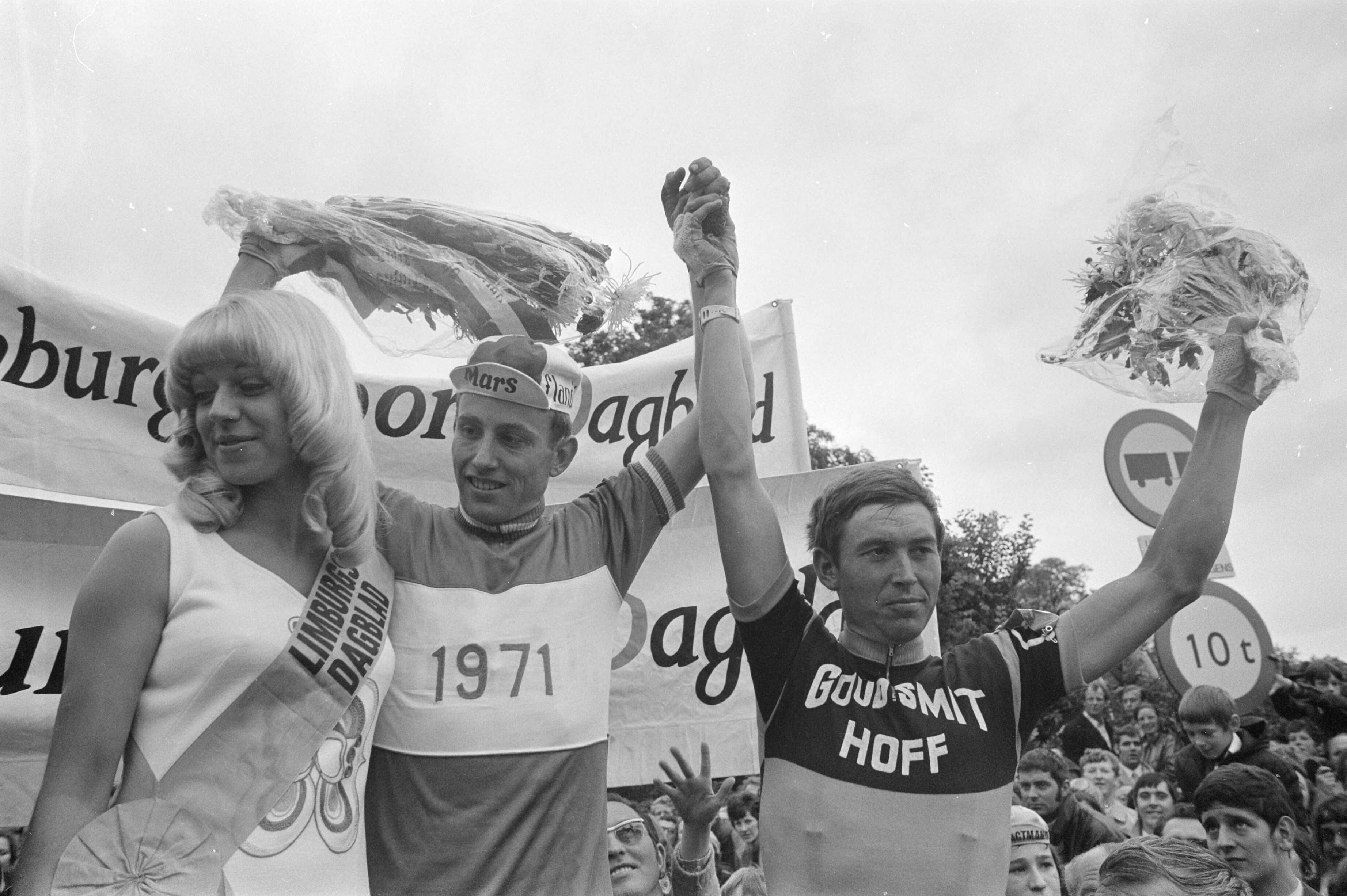 Nederlandse kampioenschappen wielrennen profs op Cauberg — Huldiging van de winnaars, v.l.n.r. rondemiss, Joop Zoetemelk (1ste) en Gerben Karstens (3de) — Foto: Fotograaf Onbekend / Anefo. Licentie: Set B: Rechtenvrij / Publiek Domein. Bron: Nationaal Archief. http://hdl.handle.net/10648/abc3e39a-d0b4-102d-bcf8-003048976d84