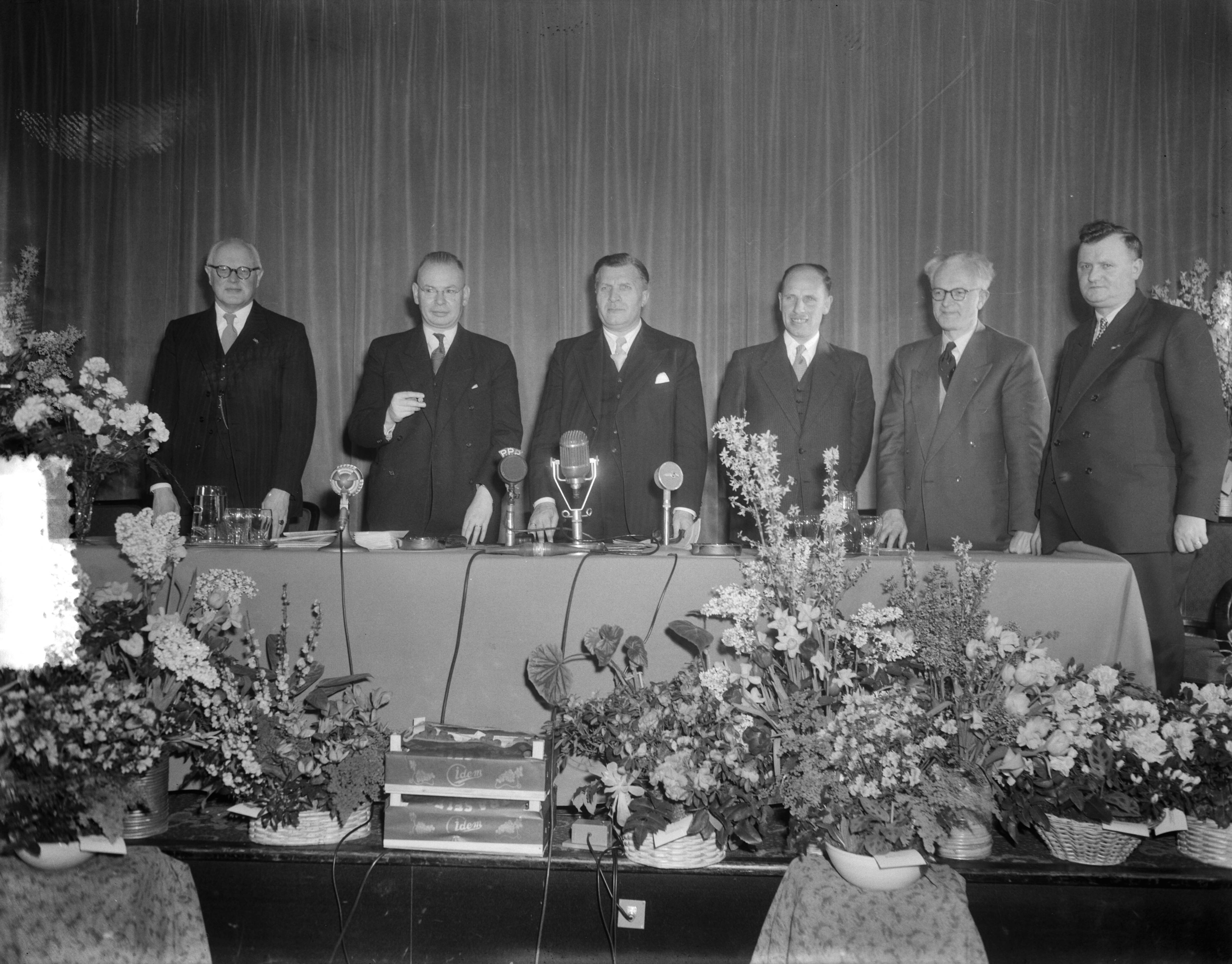 Fotocollectie Anefo — KVP Partijraadsvegadering te Utrecht. Installatie van mr. H.W. van Doorn als nieuwe voorzitter. De bestuurstafel met vlnr. prof. mr. C.P.M. Romme (fractievoorzitter 2e kamer), dr. L.A.H. Albering (partijsecretaris), vice-voorzitter Chr. Matser, (burgemeester van Arnhem), voorzitter mr. H.W. van Doorn, vice-voorzitter prof. Jos. C. Gielen en P. Albers (penningmeester) — Foto: Duinen, G.W. van / Anefo. Licentie: Set B: Rechtenvrij / Publiek Domein. Bron: Nationaal Archief. http://hdl.handle.net/10648/a91ba9ca-d0b4-102d-bcf8-003048976d84