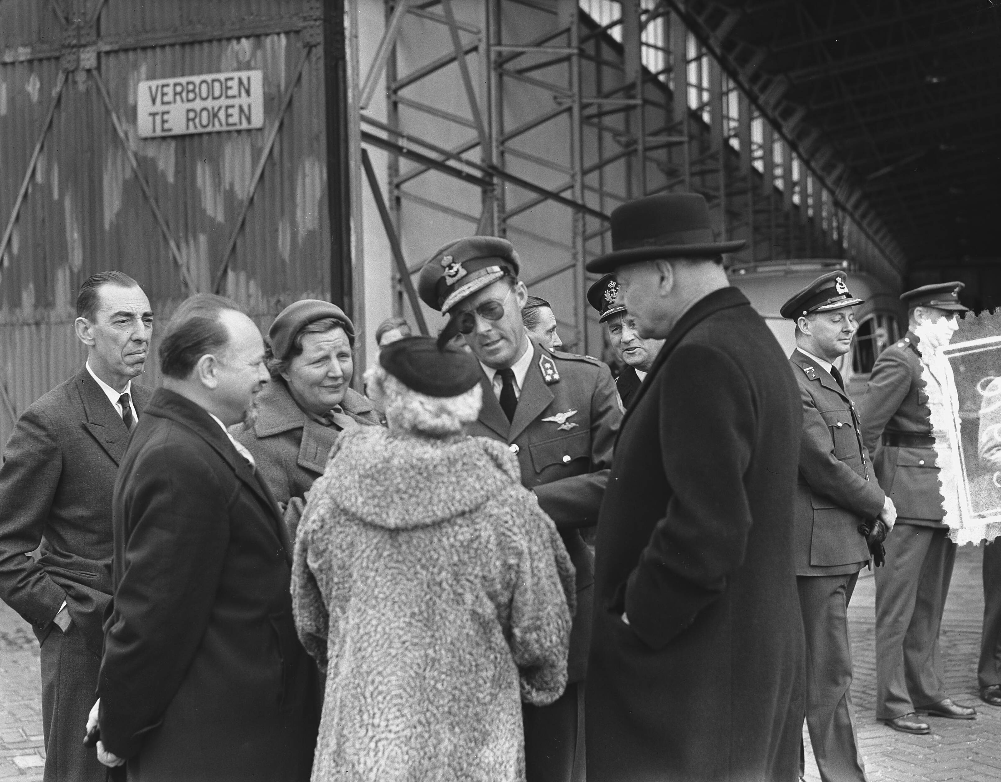 Prins Bernhard arriveert op Soesterberg na een reis naar Zuid-Afrika — Aankomst prins Bernhard op Soesterberg uit Zuid Afrika. Prins Bernhard wordt welkom geheten, links naast hem koningin Juliana — Foto: Bilsen, Joop van / Anefo. Licentie: Set B: Rechtenvrij / Publiek Domein. Bron: Nationaal Archief. http://hdl.handle.net/10648/a92ba6d6-d0b4-102d-bcf8-003048976d84