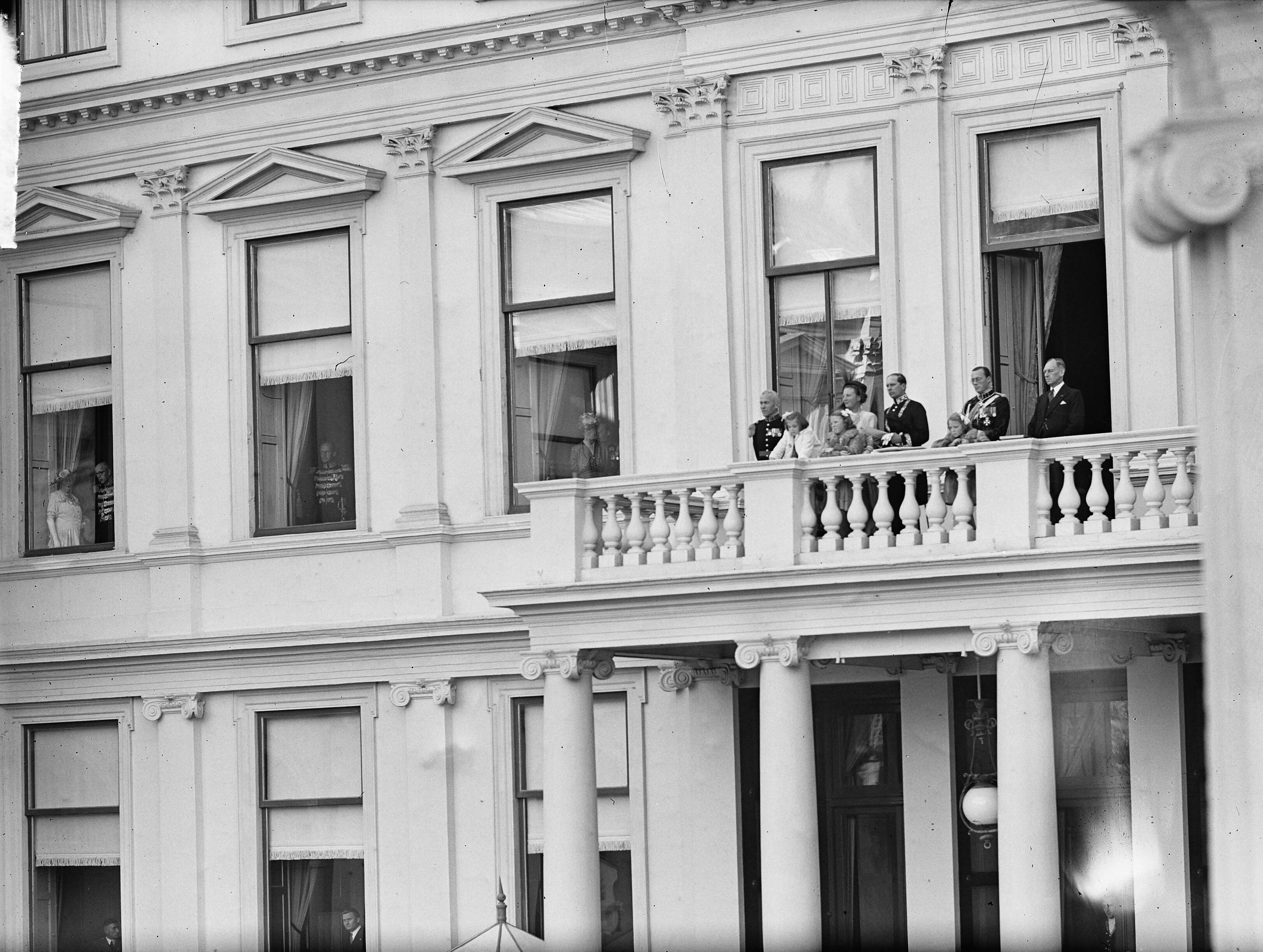 Intocht van koningin Juliana in Den Haag (1948) — Intocht Koningin Juliana in Den Haag. Koninlijke familie op balkon van paleis Noordeinde — Foto: Bilsen, Joop van / Anefo. Licentie: Set B: Rechtenvrij / Publiek Domein. Bron: Nationaal Archief. http://hdl.handle.net/10648/a8bd37fa-d0b4-102d-bcf8-003048976d84