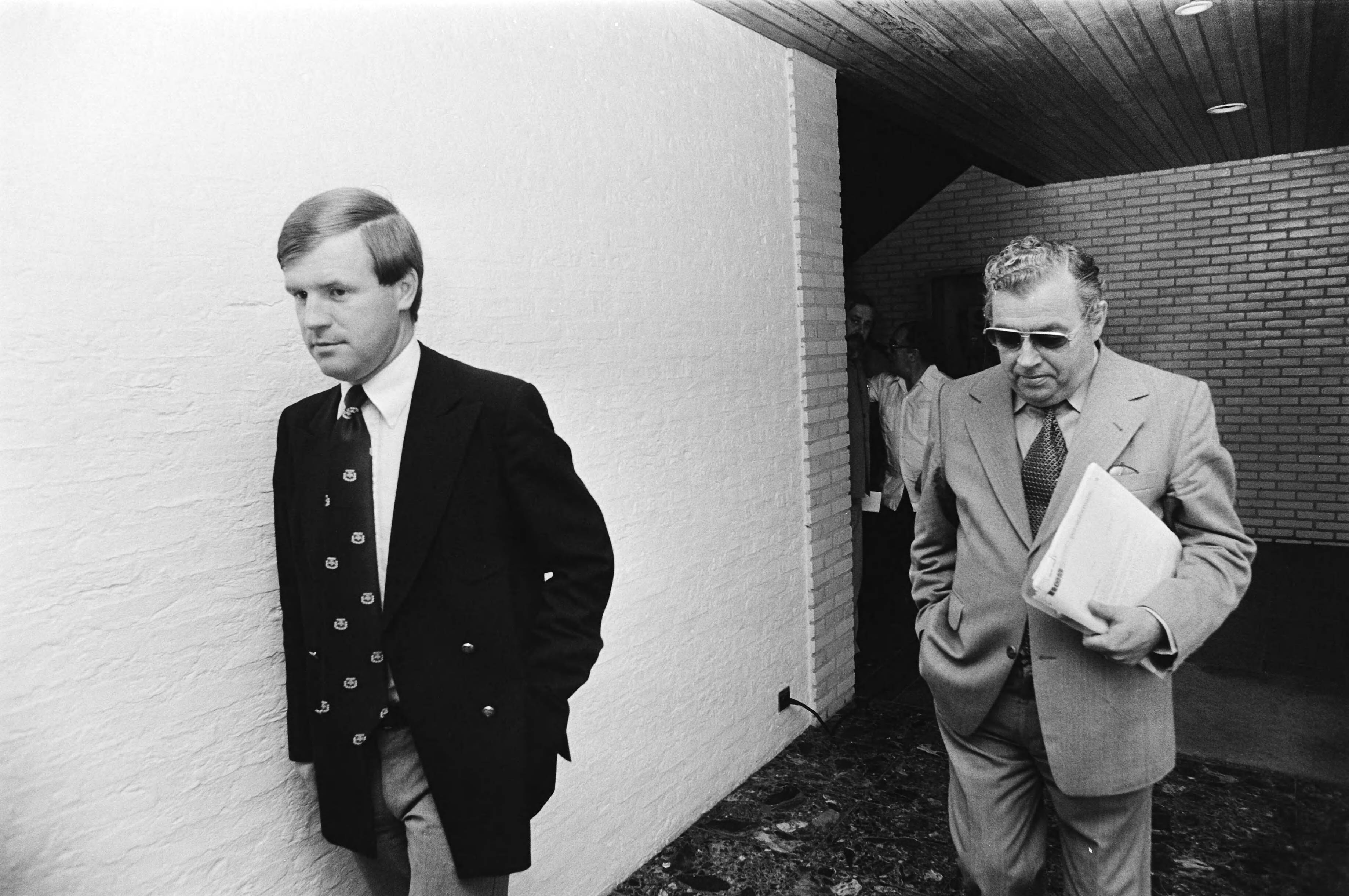 Vergadering van de KNVB en de NOS over het contract voor het uitzenden van voetbalwedstrijden — KNVB voorzitter Vilé (l) en NOS afgevaardigde Enkelaar — Foto: Suyk, Koen / Anefo. Licentie: Set B: Rechtenvrij / Publiek Domein. Bron: Nationaal Archief. http://hdl.handle.net/10648/accf3d52-d0b4-102d-bcf8-003048976d84