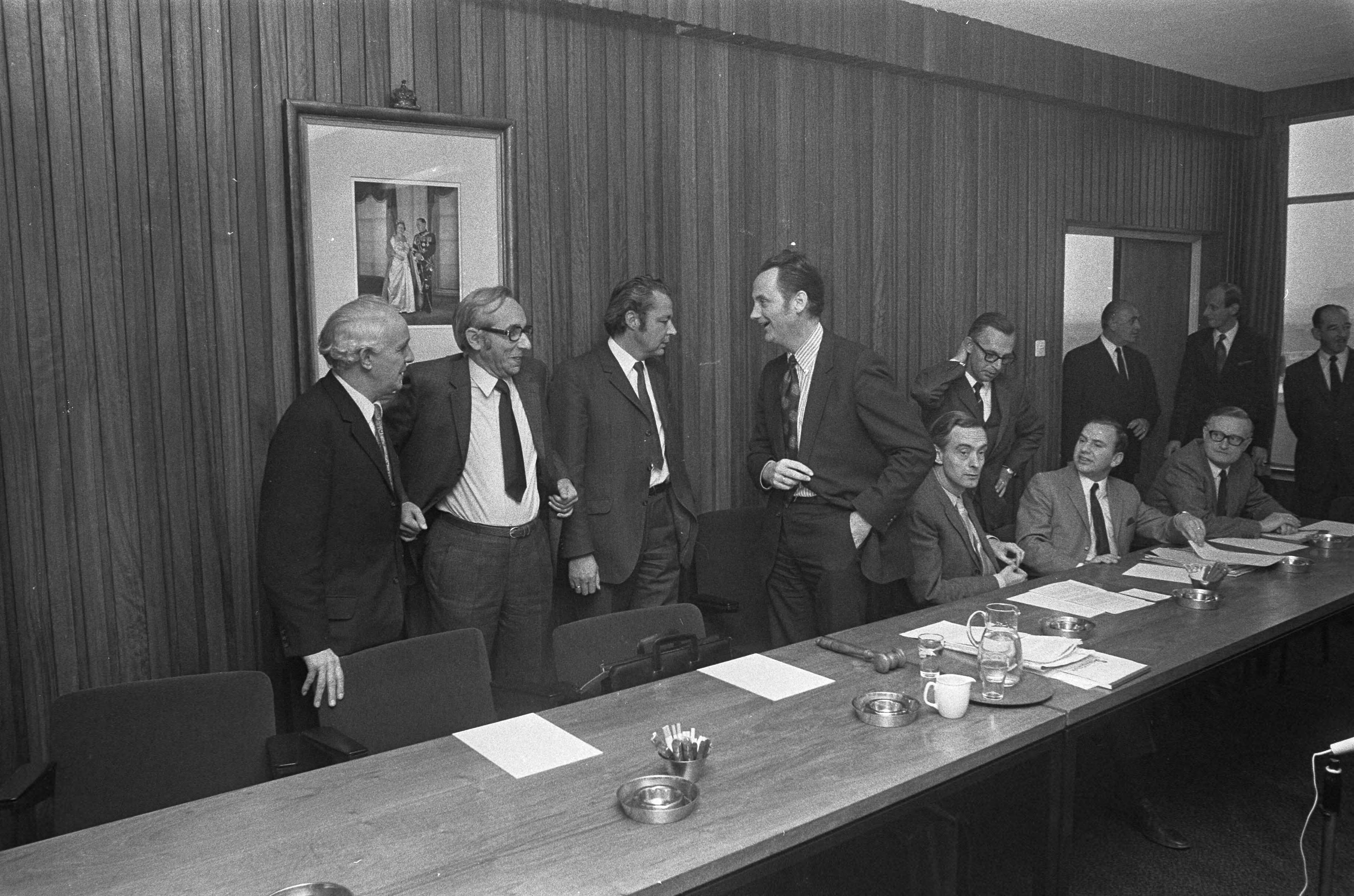 Fotocollectie Anefo — Overleg tussen regeringsdelegatie en vakcentrales over te voeren loon- en prijsbeleid, Voorburg, v.l.n.r. Mertens (NVV), Lanser (CNV), Ter Heide (NVV) minister — Foto: Verhoeff, Bert / Anefo. Licentie: Set B: Rechtenvrij / Publiek Domein. Bron: Nationaal Archief. http://hdl.handle.net/10648/abd9bf1c-d0b4-102d-bcf8-003048976d84