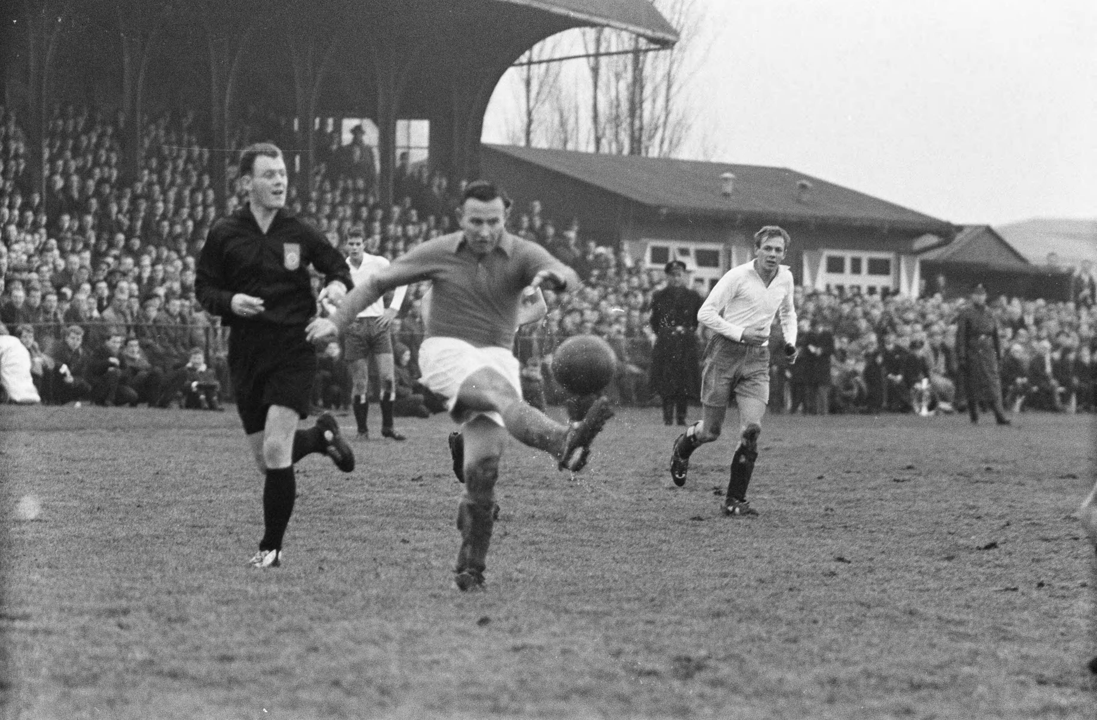 Fotocollectie Anefo — Traditionele nieuwjaars-voetbalwedstrijd Koninkiijke HFC tegen Oud-internationals 3-3. Spelmoment. Abe Lenstra in actie met achter zich scheidsrechter Henk Klopper — Foto: Pot, Harry / Anefo. Licentie: Set B: Rechtenvrij / Publiek Domein. Bron: Nationaal Archief. http://hdl.handle.net/10648/aa53f1c6-d0b4-102d-bcf8-003048976d84