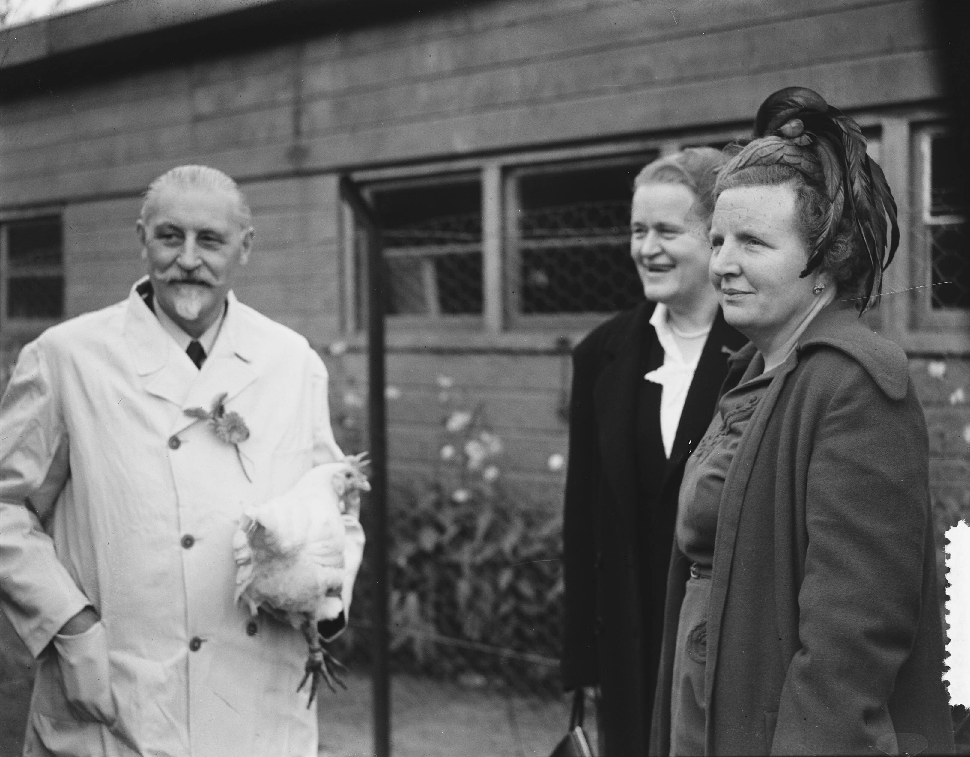 Bezoek van koningin Juliana aan de de Rijkslandbouwhuishoudschool "Nieuw Rollecate" te Deventer — Foto: Bilsen, Joop van / Anefo. — Licentie: Set B: Rechtenvrij / Publiek Domein. Bron: Nationaal Archief. http://hdl.handle.net/10648/a8f0e91a-d0b4-102d-bcf8-003048976d84