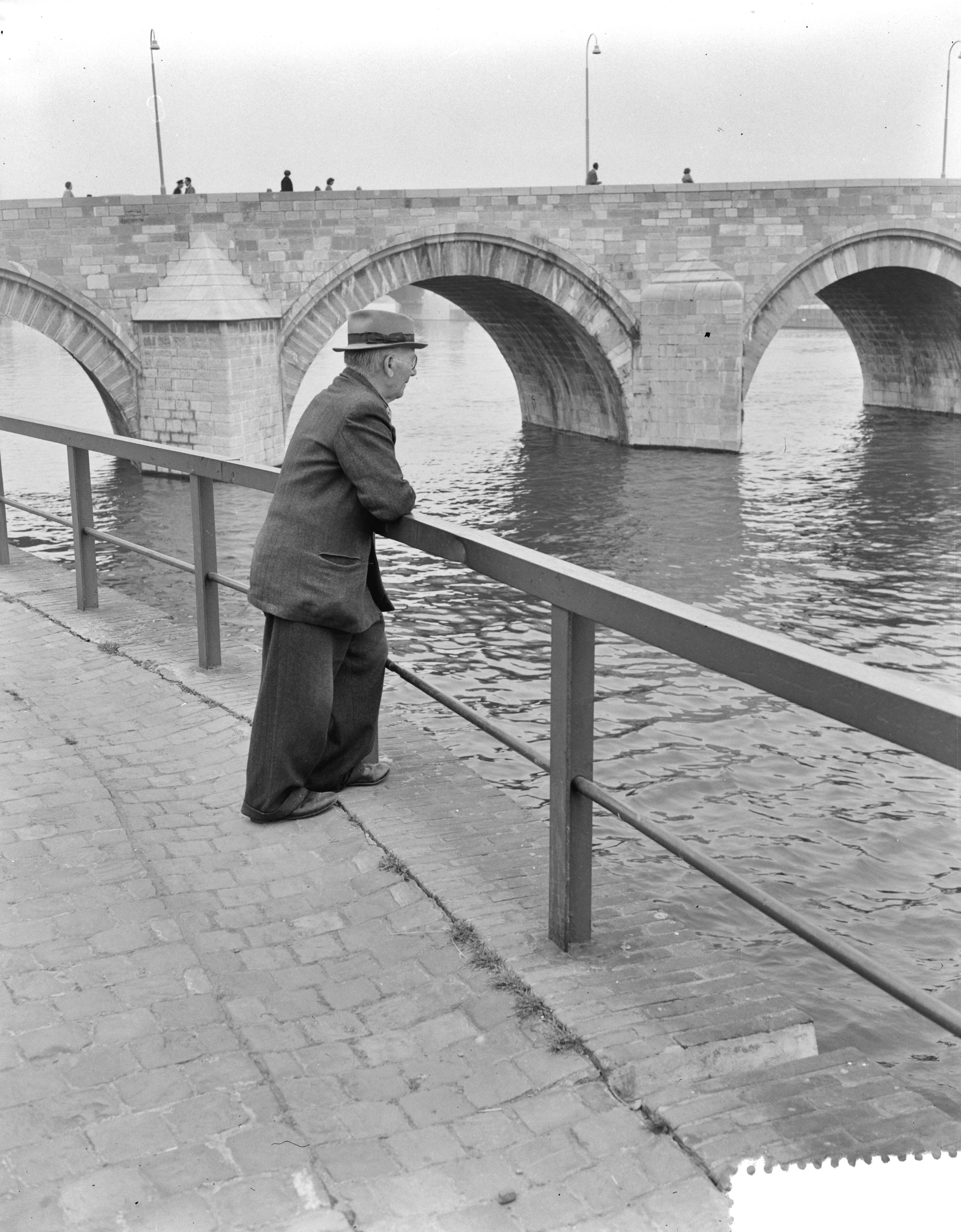Fotocollectie Anefo — Stadsgezichten Maastricht. Sint Servaasbrug — Foto: Pot, Harry / Anefo. Licentie: Set B: Rechtenvrij / Publiek Domein. Bron: Nationaal Archief. http://hdl.handle.net/10648/a9371c64-d0b4-102d-bcf8-003048976d84
