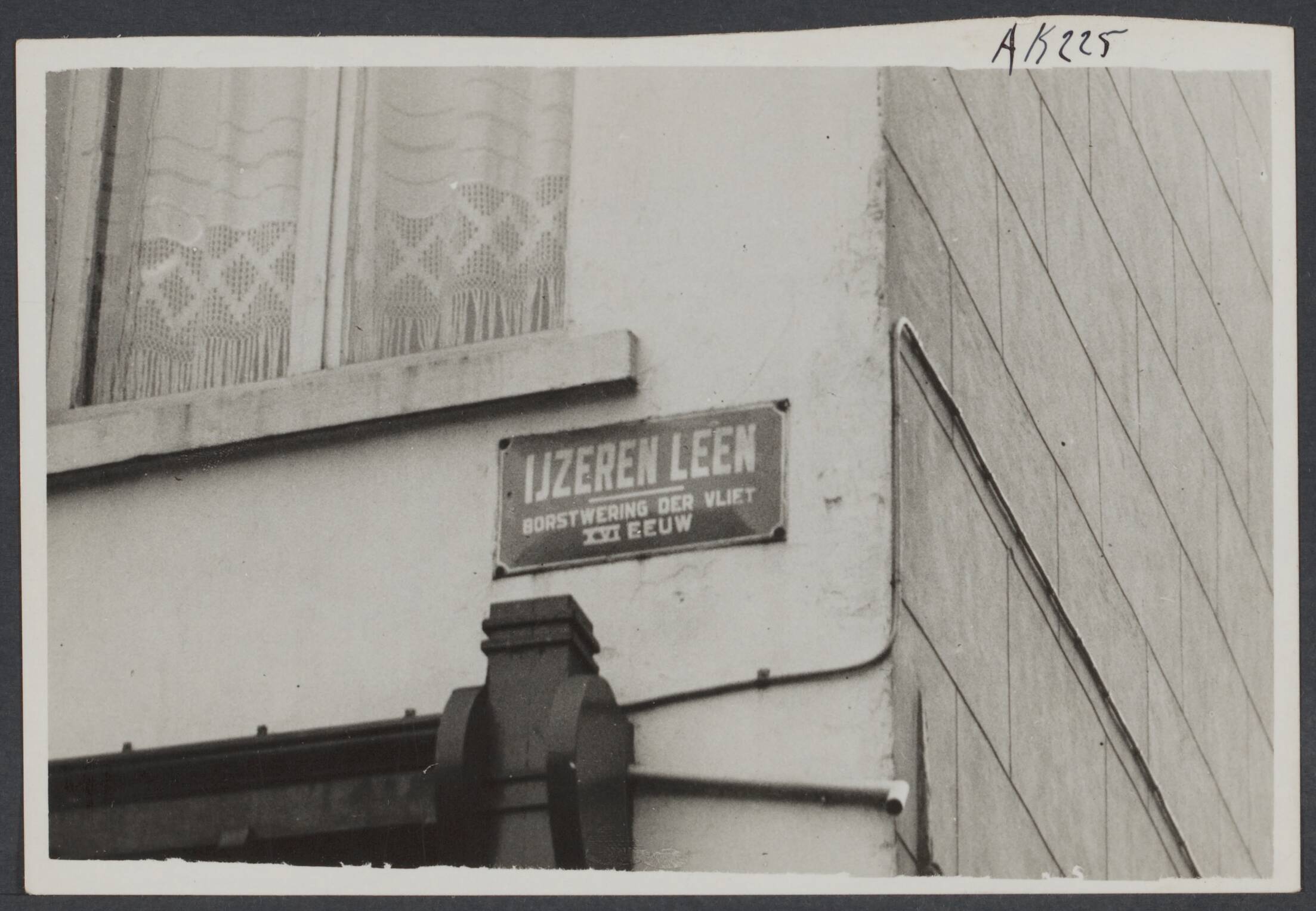 Mechelen — Mechelen. Straatnaambordje met opschrift IJzerenleen — Foto: Onbekend / Publiek Domein of Rechtenvrij. Licentie: Set B: Rechtenvrij / Publiek Domein. Bron: Nationaal Archief. http://hdl.handle.net/10648/5dda7bc5-95a2-6716-9279-65cb07bee8da