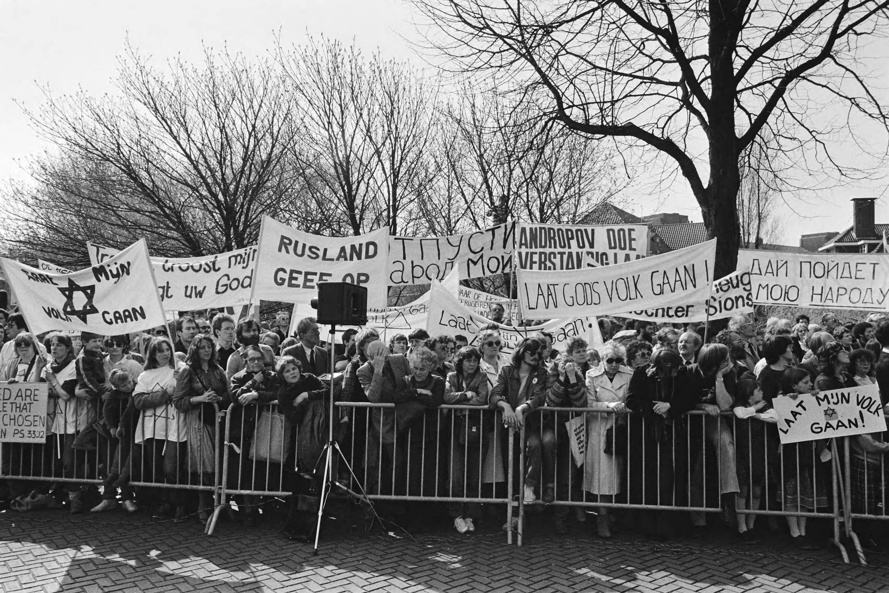 Demonstratie van Joodse organisaties voor een betere behandeling van Joden in de Sovjet-Unie voor de Russische ambassade in Den Haag — Den Haag|Zuid-Holland|betogingen |spandoeken |mensenrechten — Foto: Croes, Rob C. / Anefo. Licentie: Set B: Rechtenvrij / Publiek Domein. Bron: Nationaal Archief. http://hdl.handle.net/10648/ad28424e-d0b4-102d-bcf8-003048976d84