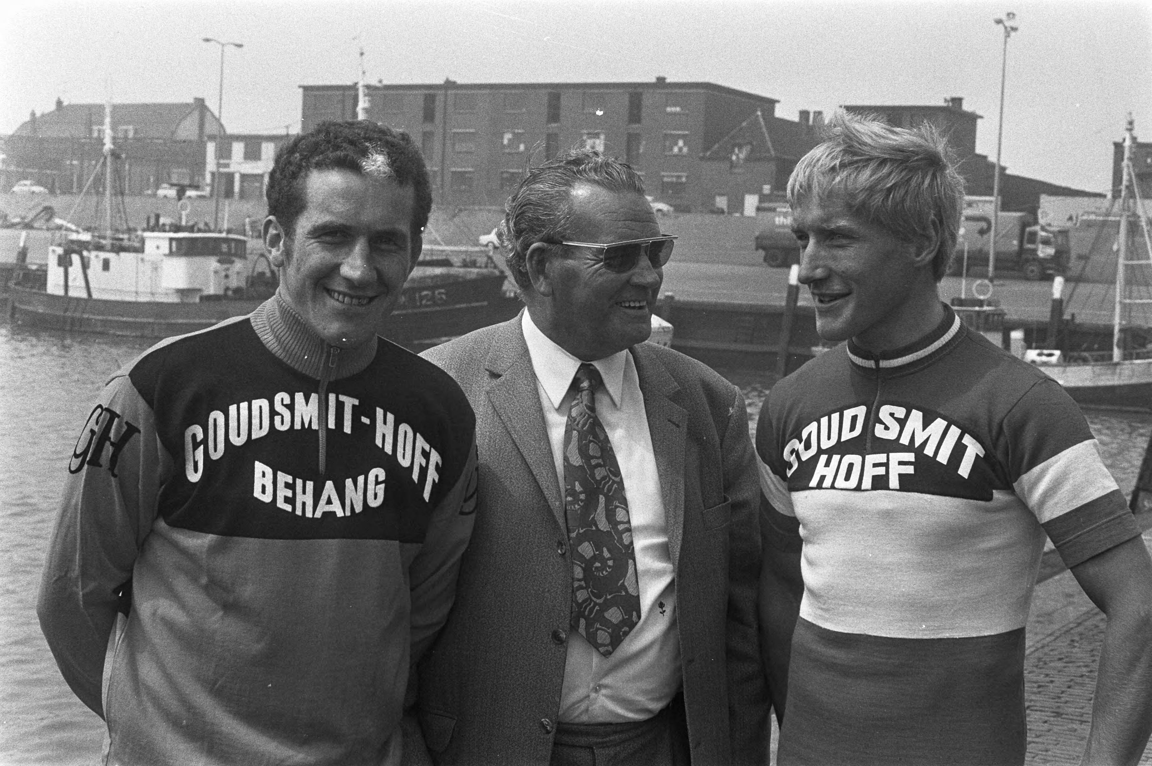 Fotocollectie Anefo — Presentatie van de Nederlandse ploeg (Goudsmit - Hoff) voor de 59e Tour de France in Scheveningen, Kees Pellenaars met Rini Wagtmans (l) en Tino Tabak (r) — Foto: Verhoeff, Bert / Anefo. Licentie: Set B: Rechtenvrij / Publiek Domein. Bron: Nationaal Archief. http://hdl.handle.net/10648/abedccb4-d0b4-102d-bcf8-003048976d84